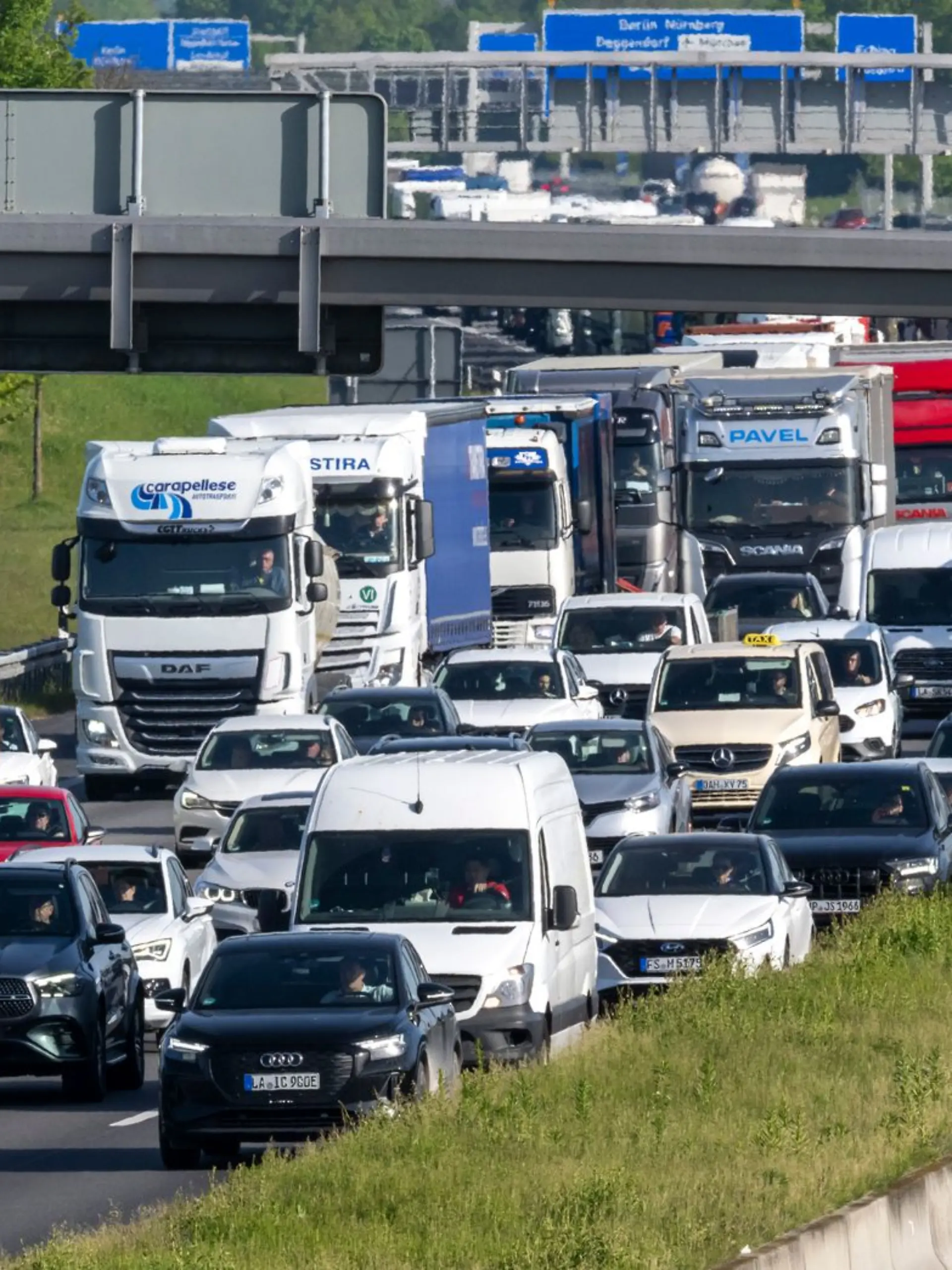 Bild zu: "ADAC warnt vorm Super-Stau-Wochenende"
