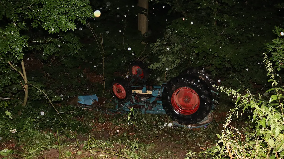 Spaziergänger haben in einem Wald einen toten Mann unter einem Traktor gefunden.