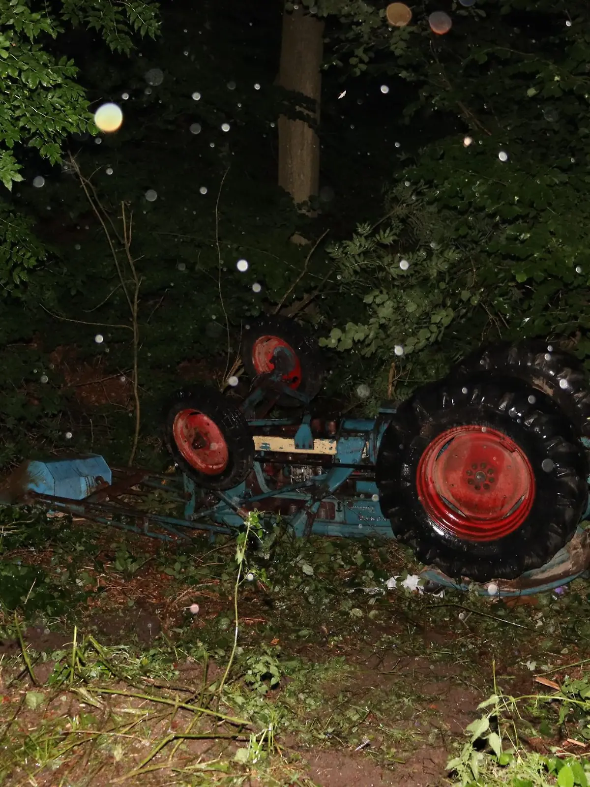 Bild zu: "Spaziergänger finden Toten unter umgestürztem Traktor "