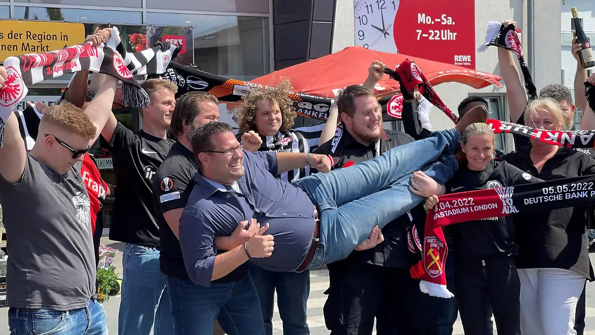 Rewe-Chef Bernd Kaffenberger und seine Mitarbeiter bei einem Pressetermin.