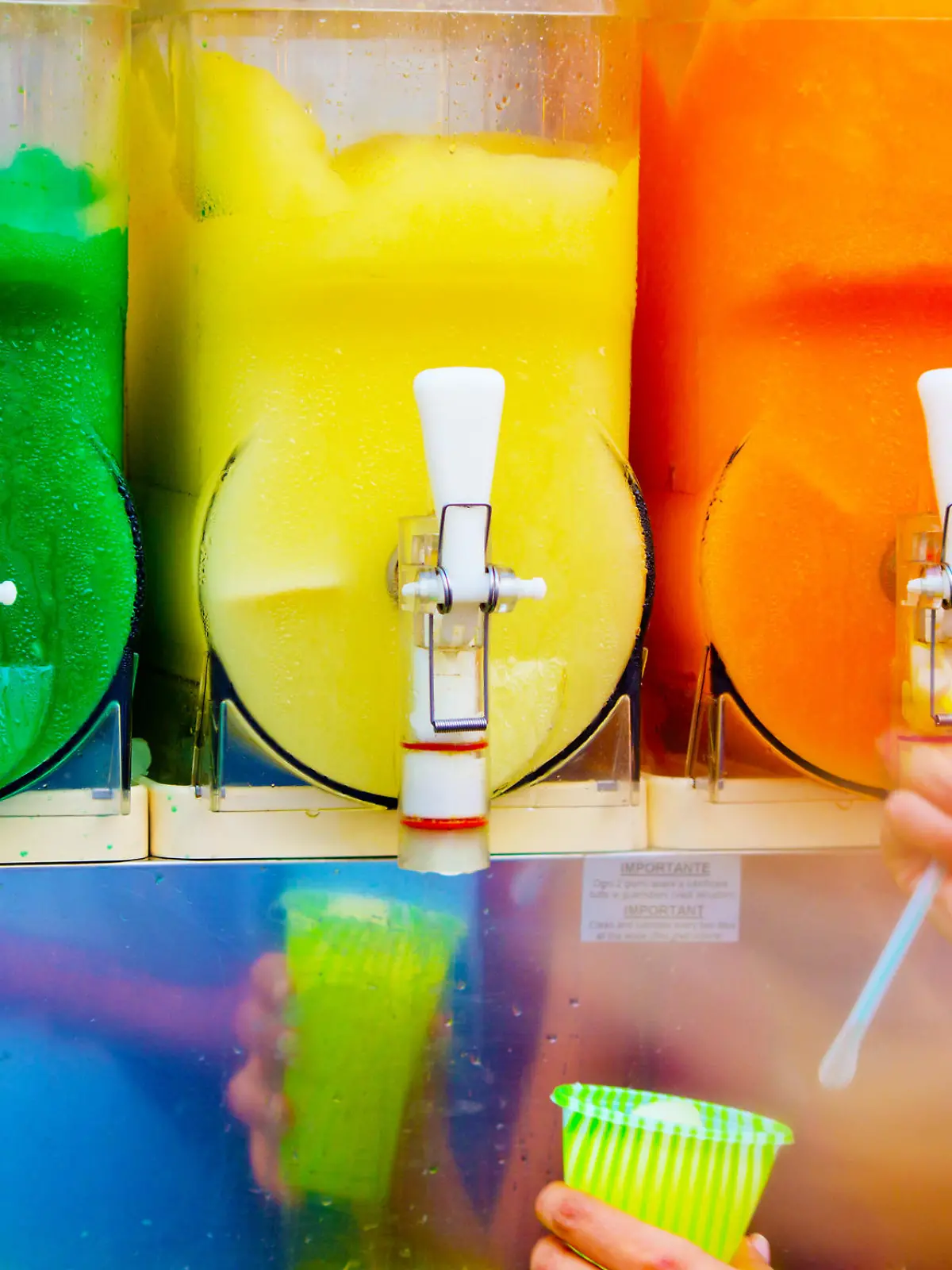 distributor of granita tastes of orange, lemon, mint, smurf, passion fruit, ready to cool you in the hot months.