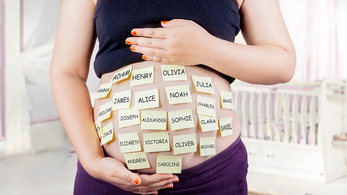 Eine schwangere Frau hält ihren Bauch. Darauf zu sehen sind viele Post-Its mit Namensinspiration für das Baby.