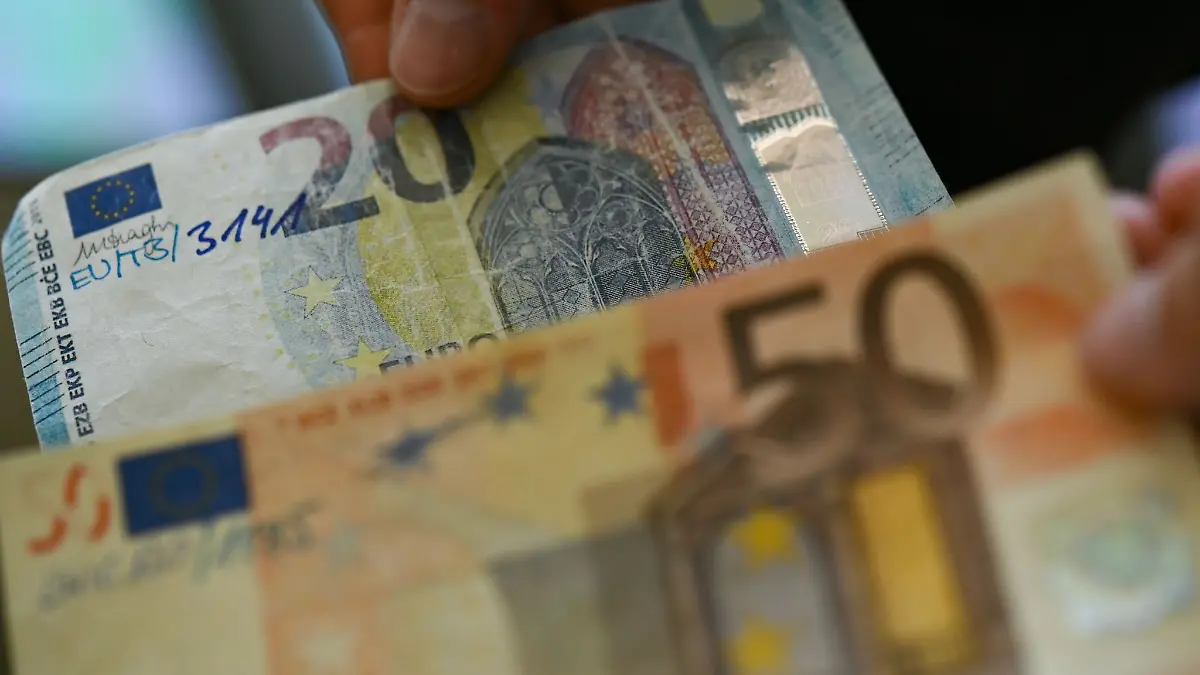 Scheine im Nennwert von 50 und 20 Euro werden am häufigsten gefälscht. (Symbolbild)
