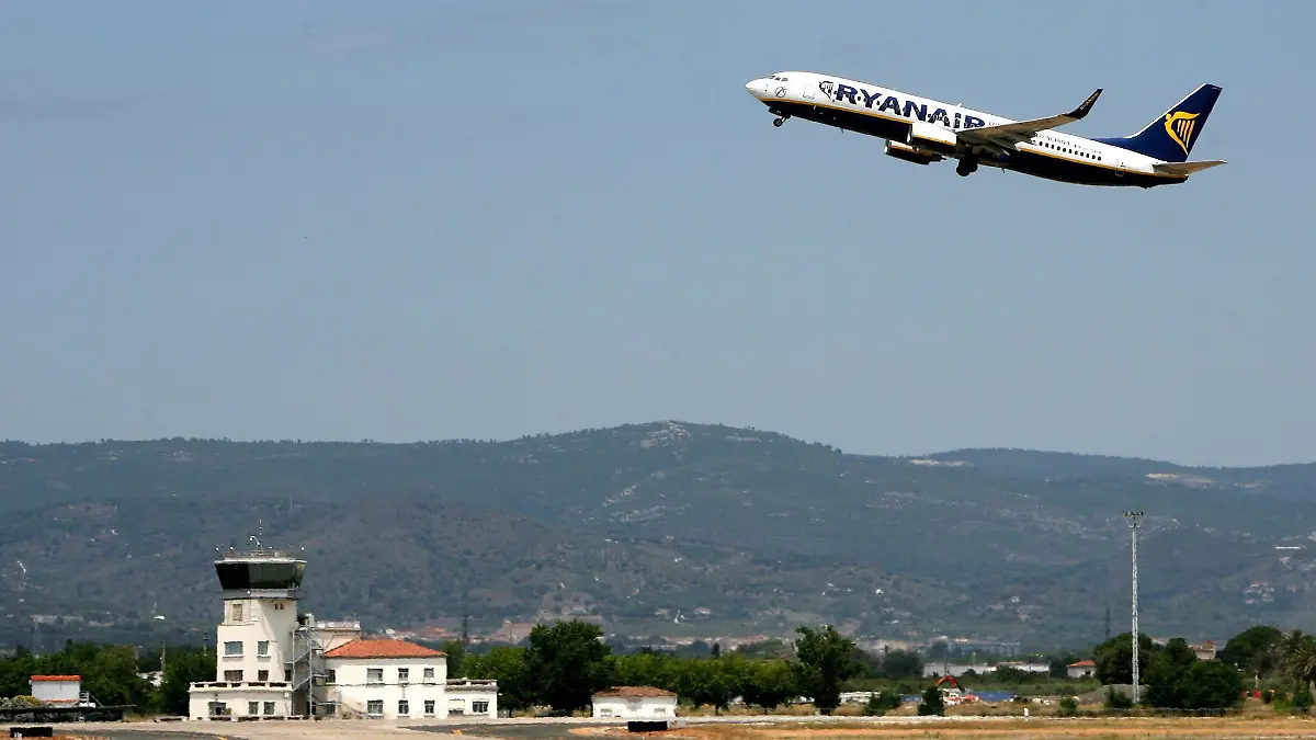 Eine Ryanairmaschin hebt gerade ab.