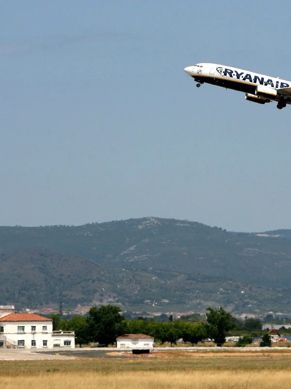Eine Ryanairmaschin hebt gerade ab. 