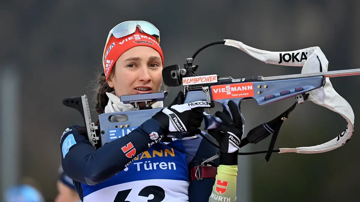 Juliane FRUEHWIRT (GER), am Schiessstand,Schiessen, Aktion,Einzelbild,angeschnittenes Einzelmotiv,Halbfigur,halbe Figur. IBU Biathlon Weltcup Women 15km Individual am 12.01.2023 in Ruhpolding,Saison 2022/23.