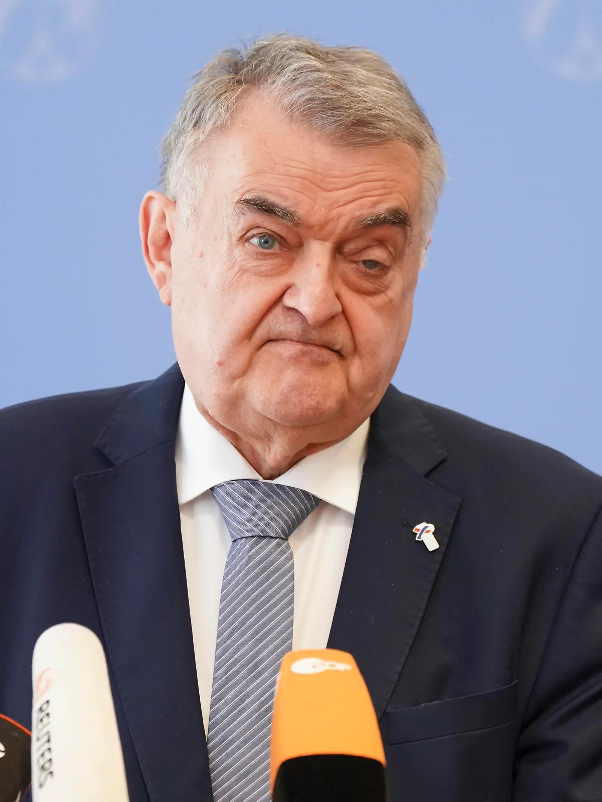  Pressestatement des Innenminister von Nordrhein-Westfalen zur Schiesserei in Duisburg-Hamborn Aktuell, 05.05.2022, Duesseldorf, NRW Innenminister Herbert Reul im Portrait bei seinem Statement zur Schiesserei im Rocker- und Clan-Milieu in Duisburg-Hamborn Duesseldorf Nordrhein-Westfalen Deutschland *** Press statement of the Minister of the Interior of North Rhine-Westphalia on the shooting in Duisburg Hamborn News, 05 05 2022, Duesseldorf, NRW Interior Minister Herbert Reul in portrait during his statement on the shooting in the rocker and clan milieu in Duisburg Hamborn Duesseldorf North Rhine Westphalia Germany