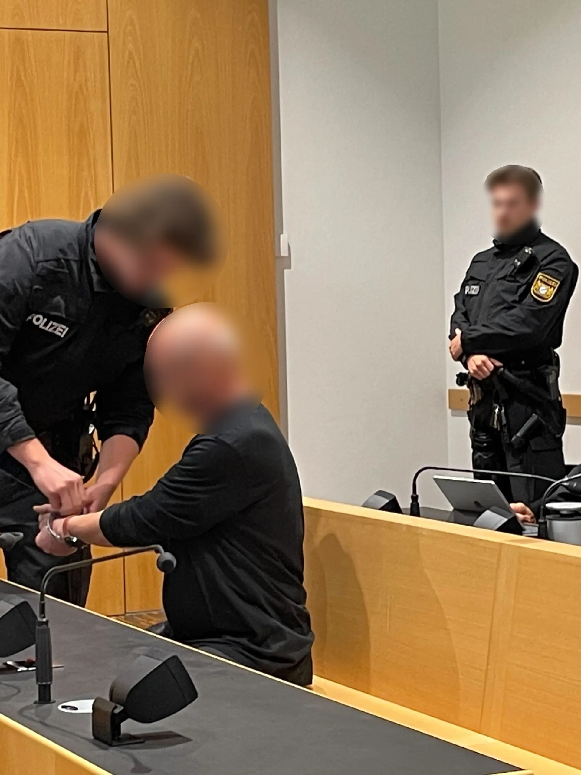 Bild zu: "Dreifachmörder nimmt Urteil regungslos hin"