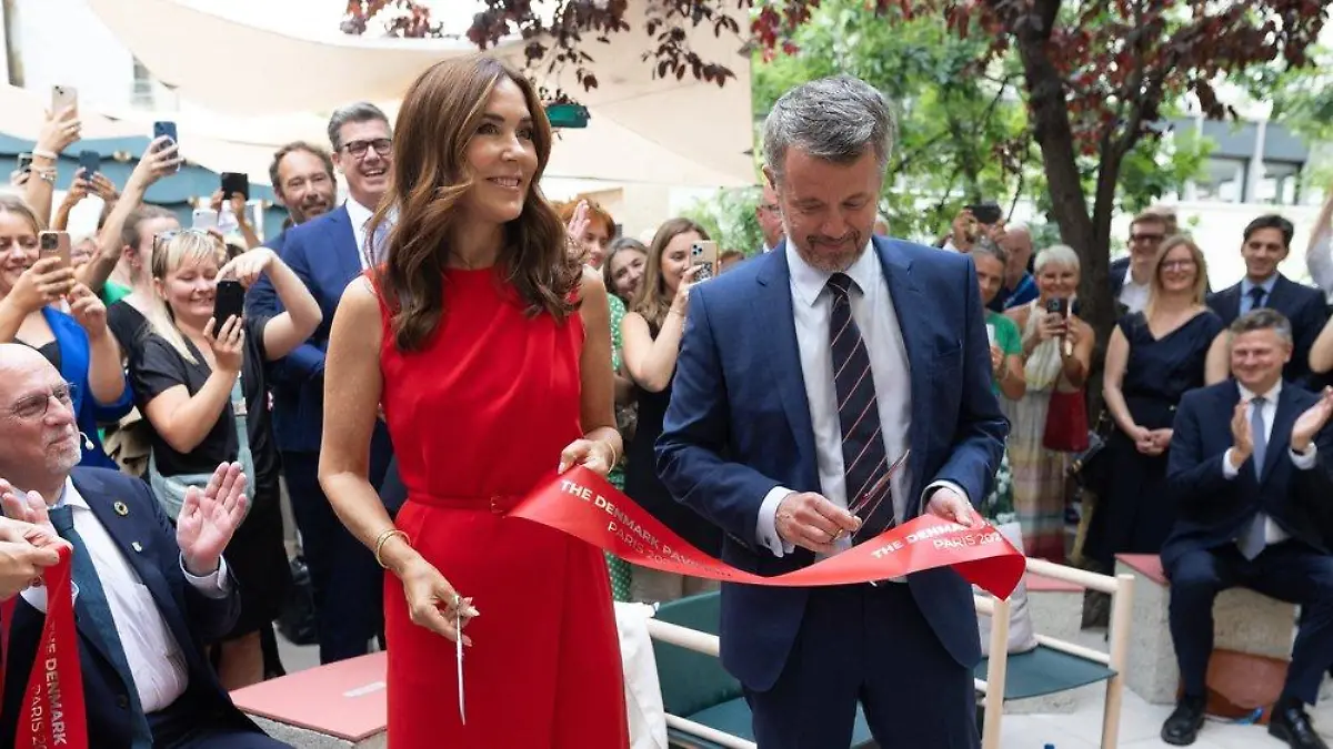 Frederik und Mary eröffnen gut gelaunt dänisches Haus in Paris