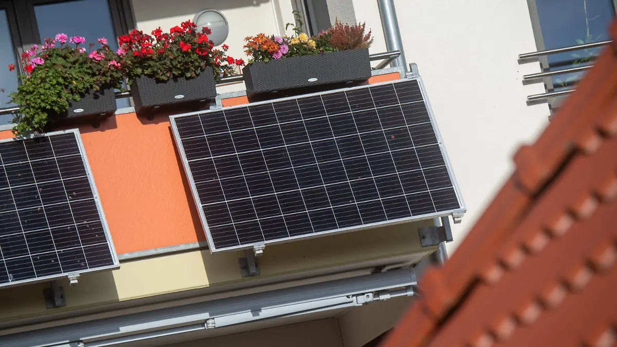 ARCHIV - 07.11.2022, Mecklenburg-Vorpommern, Stralsund: Solarmodule für ein sogenanntes Balkonkraftwerk hängen an einem Balkon. In Sachsen-Anhalt werden immer mehr dieser Anlagen installiert. (zu dpa "Installation von Balkonkraftwerken steigt deutlich") Foto: Stefan Sauer/dpa +++ dpa-Bildfunk +++