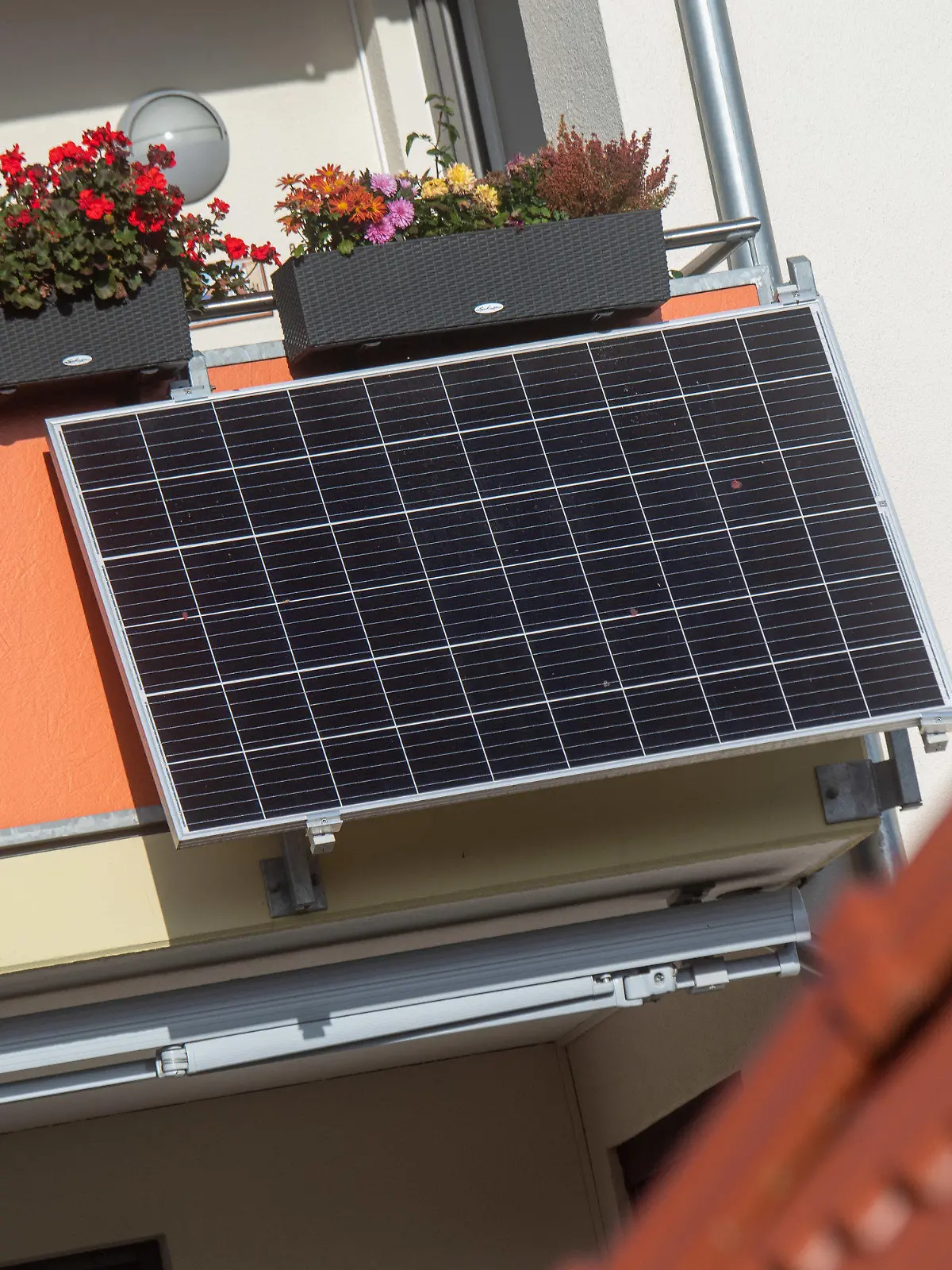 ARCHIV - 07.11.2022, Mecklenburg-Vorpommern, Stralsund: Solarmodule für ein sogenanntes Balkonkraftwerk hängen an einem Balkon. In Sachsen-Anhalt werden immer mehr dieser Anlagen installiert. (zu dpa "Installation von Balkonkraftwerken steigt deutlich") Foto: Stefan Sauer/dpa +++ dpa-Bildfunk +++