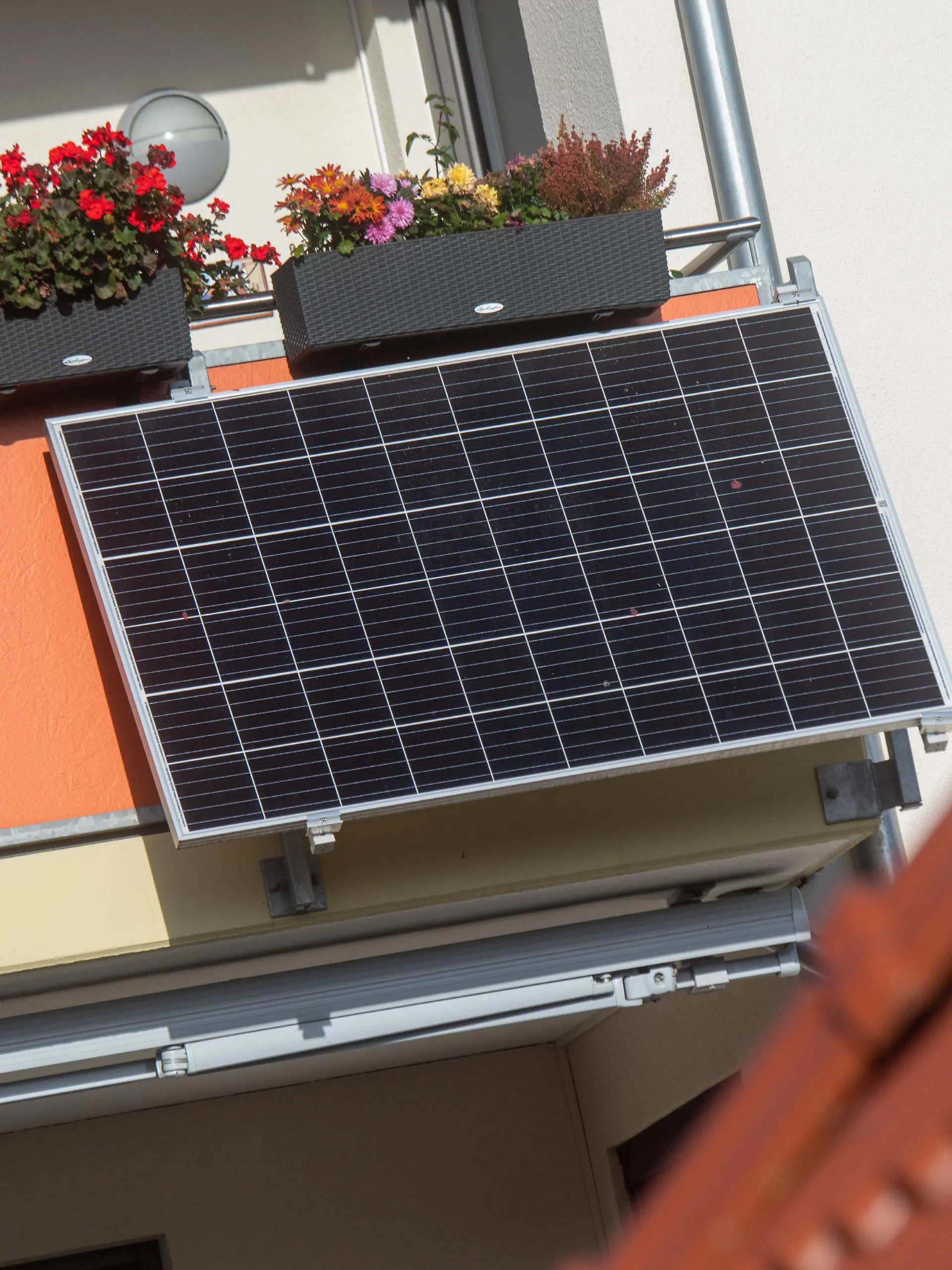 ARCHIV - 07.11.2022, Mecklenburg-Vorpommern, Stralsund: Solarmodule für ein sogenanntes Balkonkraftwerk hängen an einem Balkon. In Sachsen-Anhalt werden immer mehr dieser Anlagen installiert. (zu dpa "Installation von Balkonkraftwerken steigt deutlich") Foto: Stefan Sauer/dpa +++ dpa-Bildfunk +++