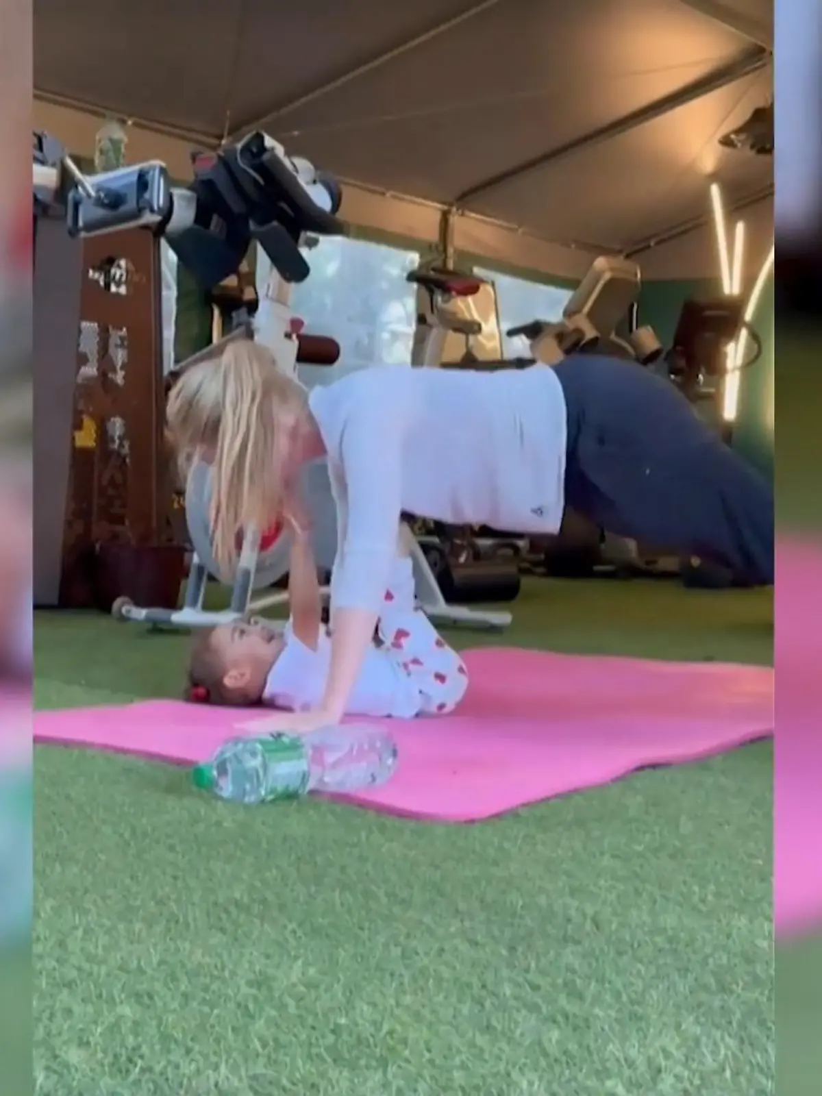 Bild zu: "Patrice Aminati - süße Sportsession mit ihrer Tochter"