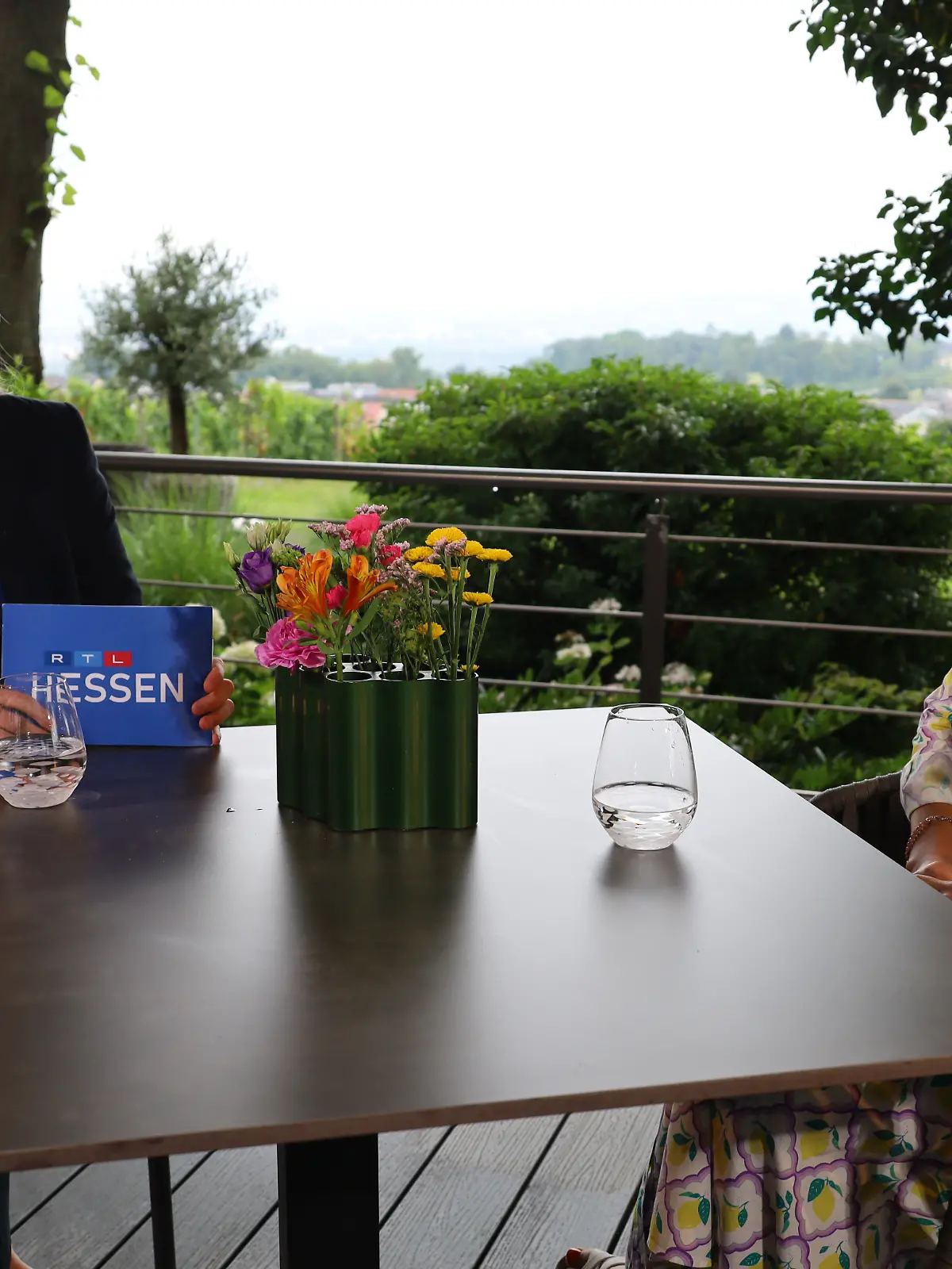 Wiebke Knell (FDP) mit RTL Hessen-Reporterin Victoria Enzenauer