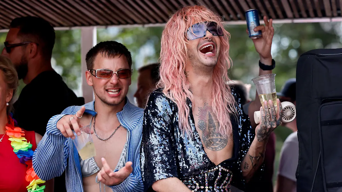Bill Kaulitz und Timmi Trinks feiern Seite an Seite bei der CSD-Parade 2024 in Köln.