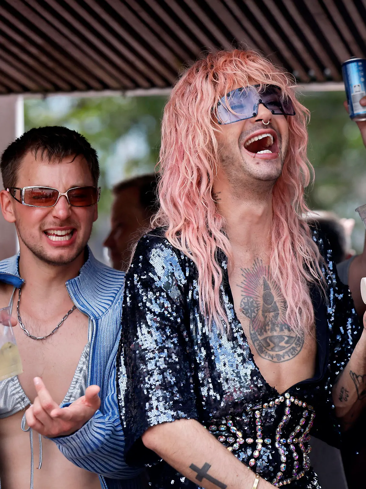 Bill Kaulitz und Timmi Trinks feiern Seite an Seite bei der CSD-Parade 2024 in Köln.
