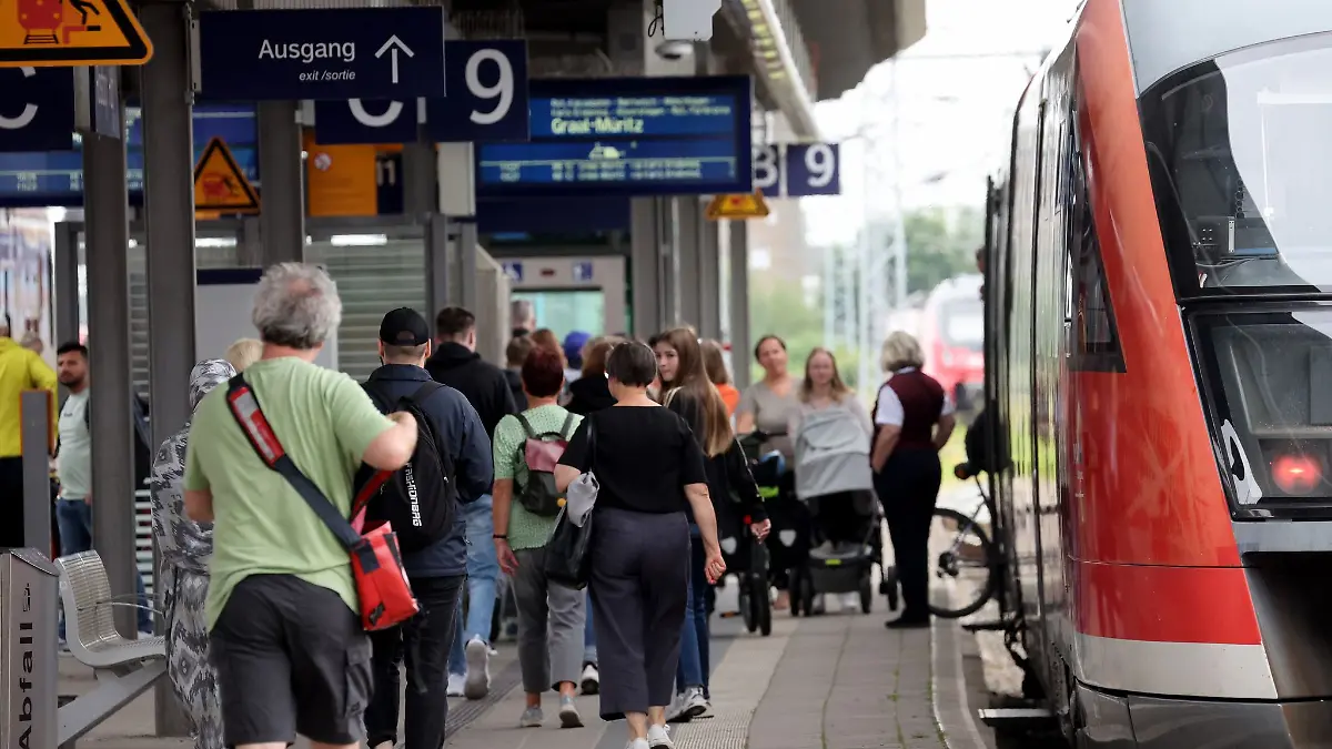 Zum Ferienbeginn gibt es Fahrplanänderungen und lange Wartezeiten.