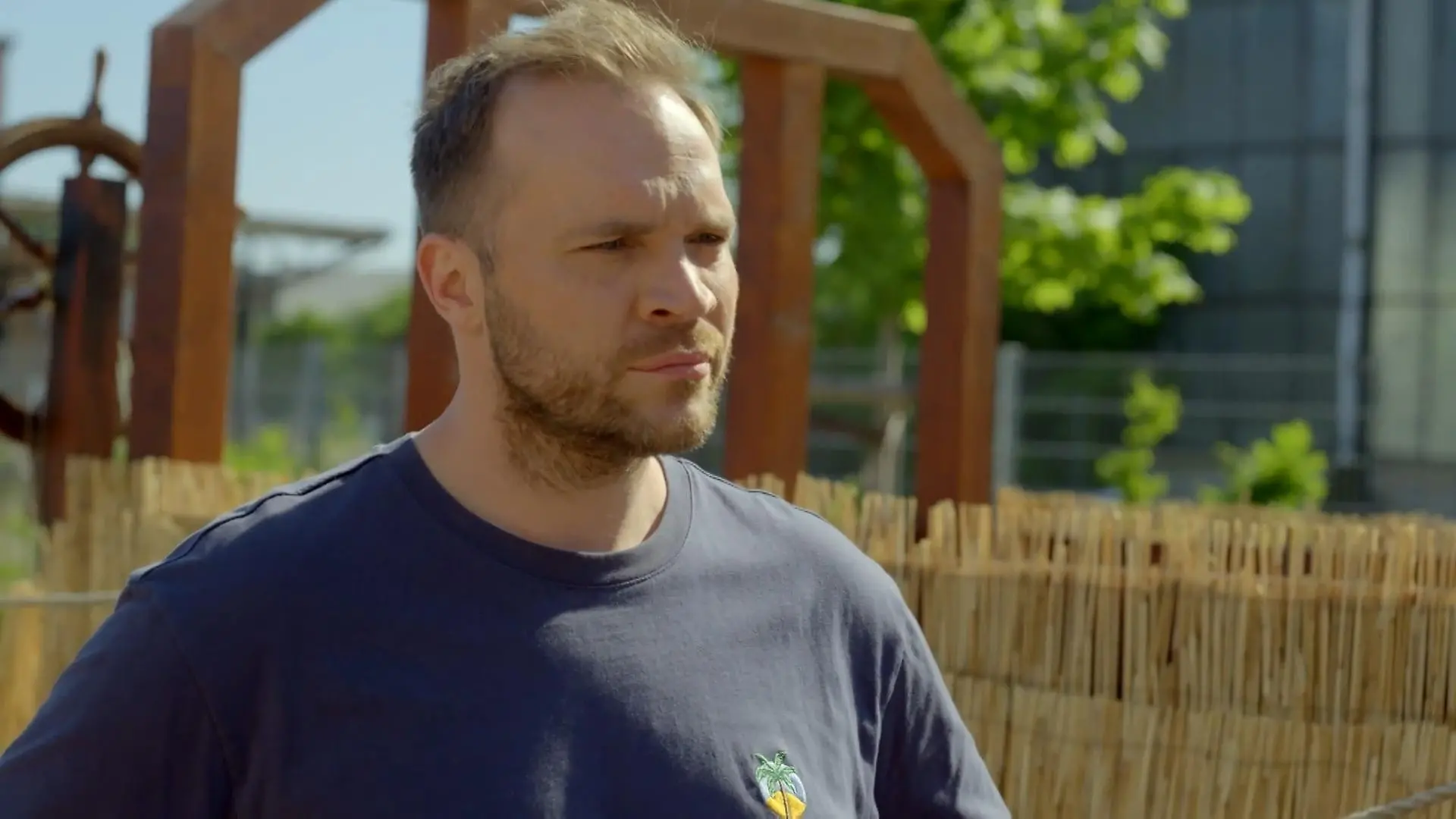 Erik ist fest entschlossen, das schwimmende Fahrwerk wieder in Stand zu setzen. 