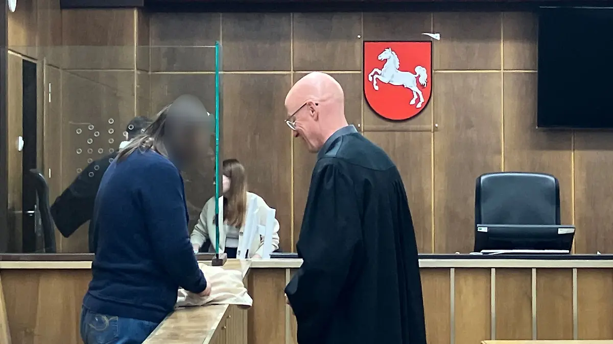 Eine 50-Jährige ist wegen Mordes an ihrer Mutter angeklagt. Sie spricht mit ihrem Verteidiger.