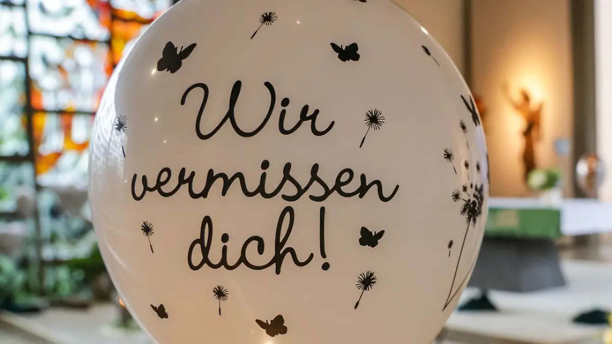 Der wochenlang vermisste sechsjährige Arian aus dem niedersächsischen Bremervörde ist im engsten Kreis seiner Familie beerdigt worden.