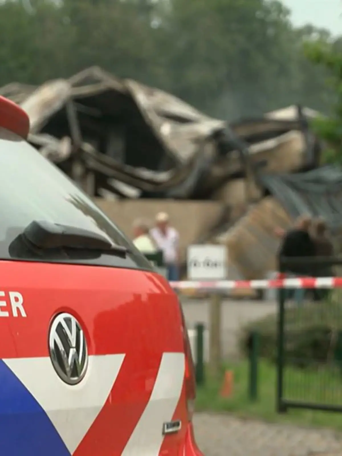 Bei einem Feuer in einer Reitschule in Zeewolde sterben 18 Pferde. 