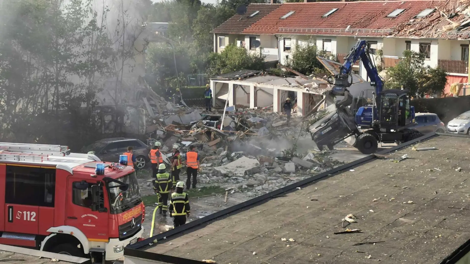 In einem Memminger Wohnhaus hat es am Freitagabend eine Explosion gegeben. Feuerwehr und Polizei sind derzeit im Einsatz. 