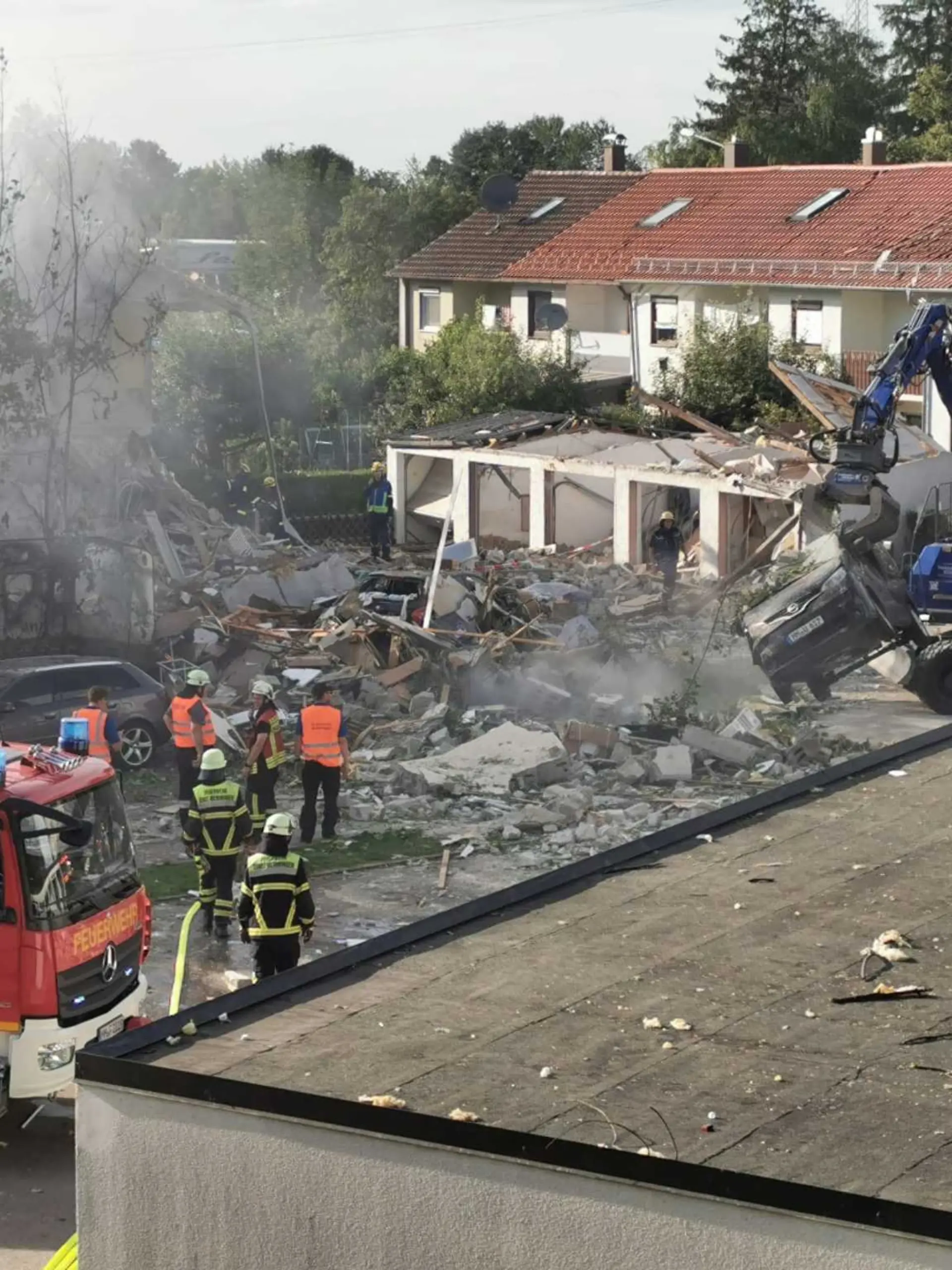 In einem Memminger Wohnhaus hat es am Freitagabend eine Explosion gegeben. Feuerwehr und Polizei sind derzeit im Einsatz.