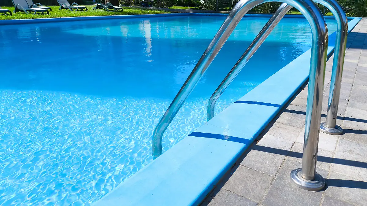 Immer wieder kommt es in Swimmingpools zu tödlichen Unfällen (Symbolbild).