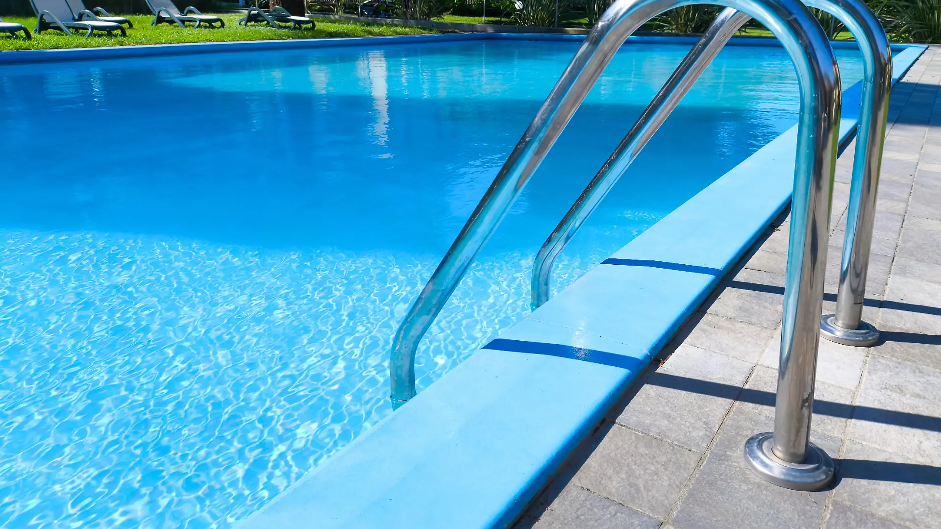 Immer wieder kommt es in Swimmingpools zu tödlichen Unfällen (Symbolbild).