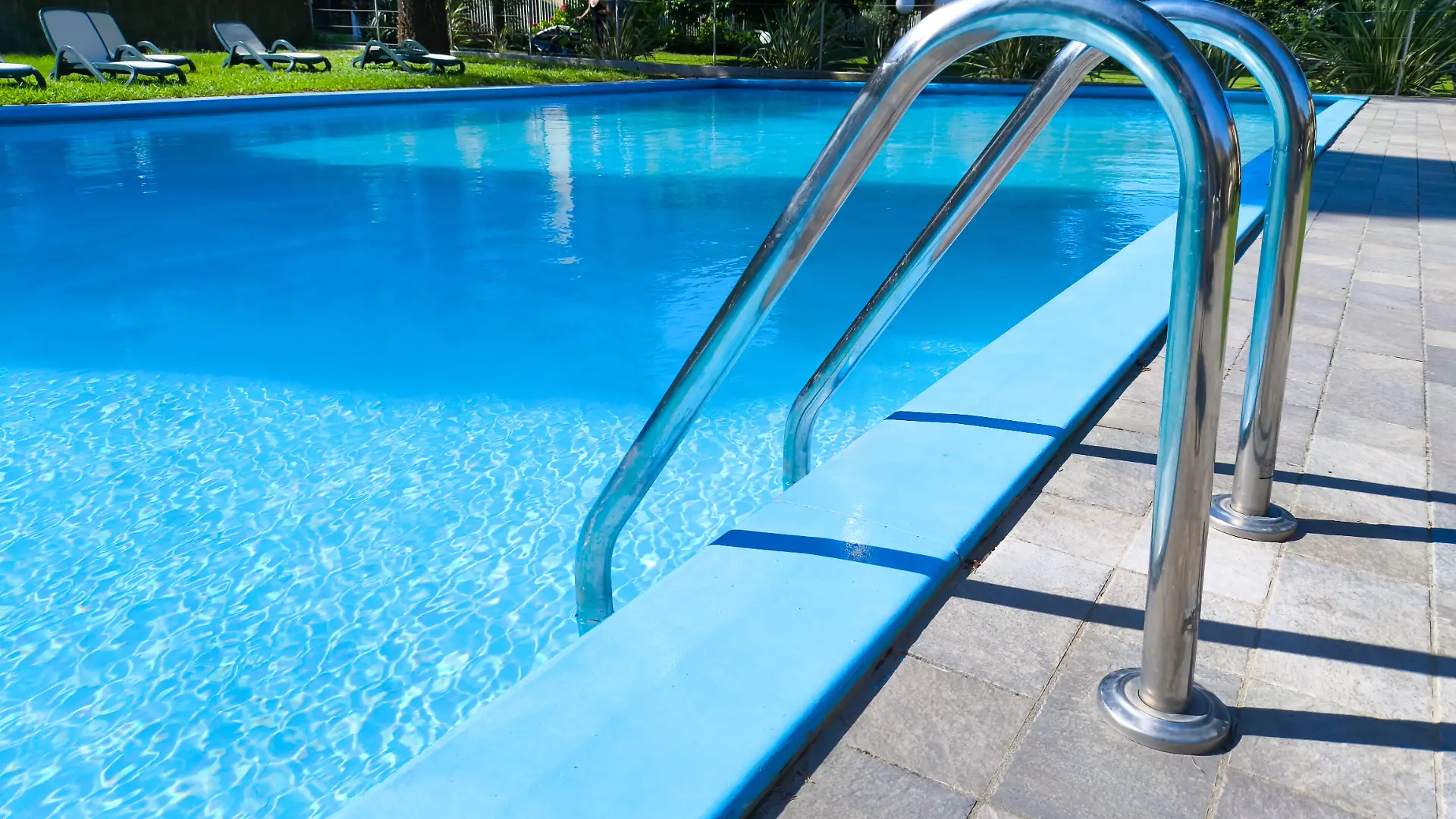Immer wieder kommt es in Swimmingpools zu tödlichen Unfällen (Symbolbild).