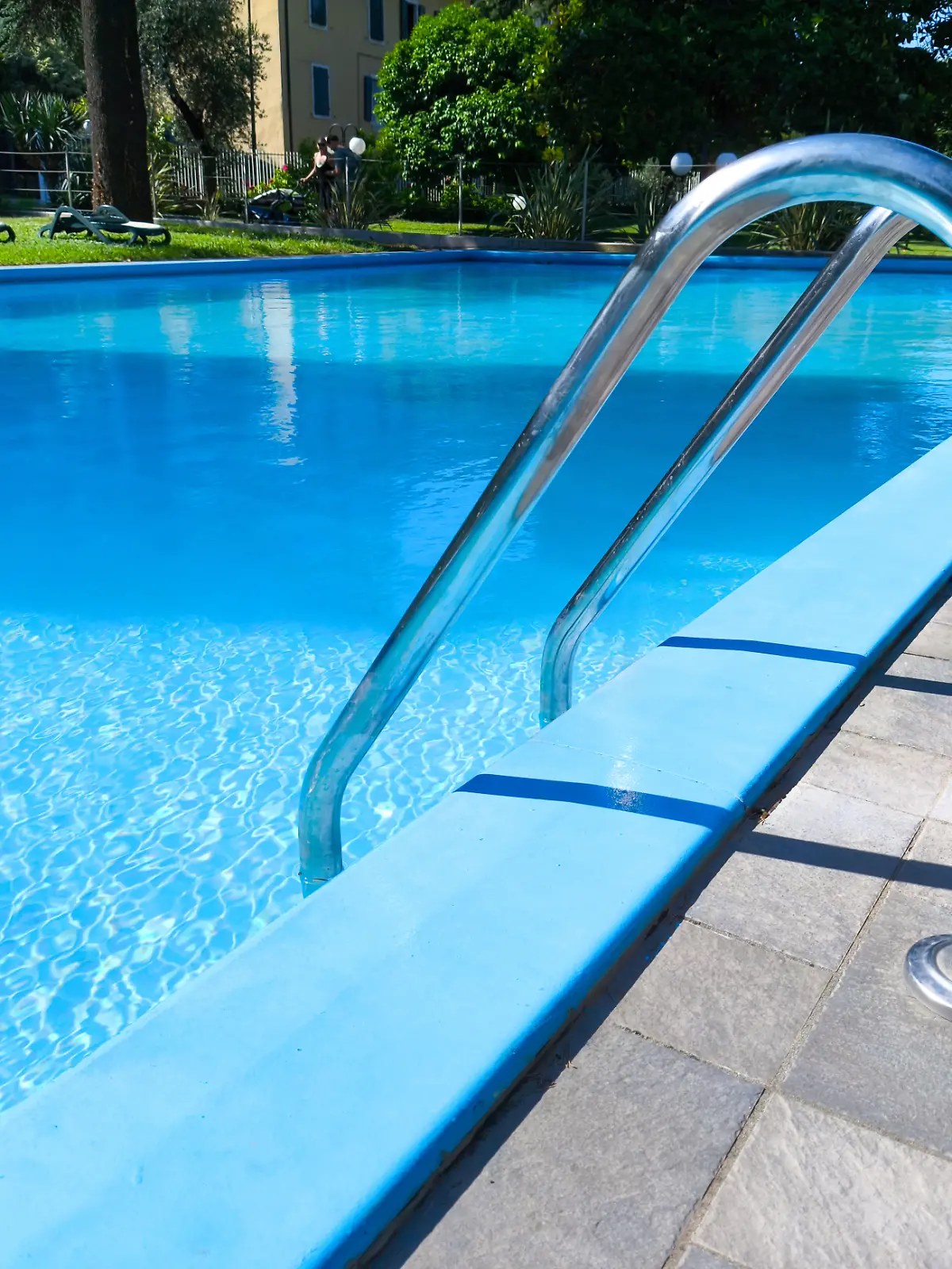 Immer wieder kommt es in Swimmingpools zu tödlichen Unfällen (Symbolbild).
