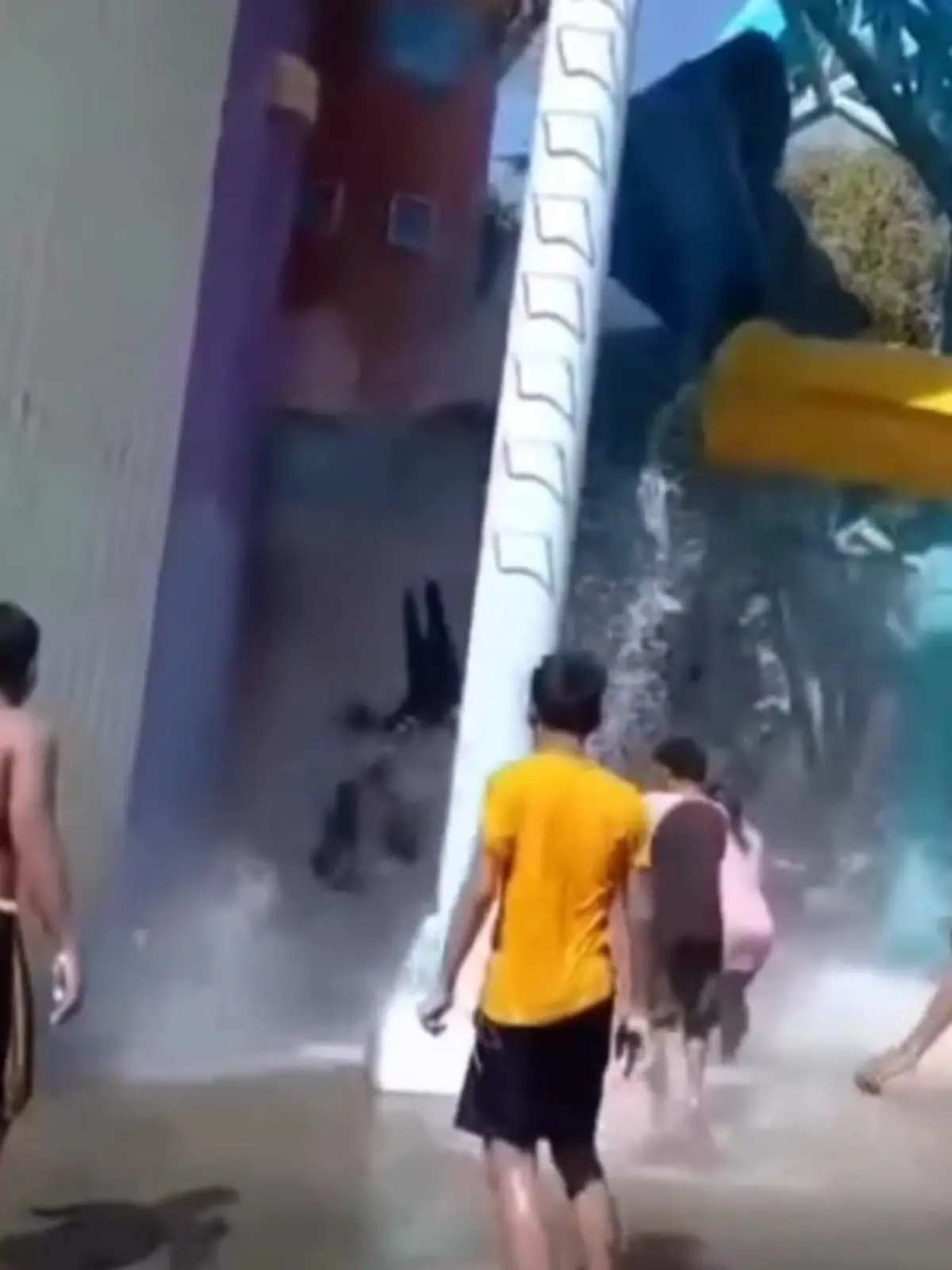 Schockierender Unfall in Indonesien: Eine Wasserrutsche bricht auseinander und 16 Menschen fallen heraus - aus mehr als zehn Metern Höhe.