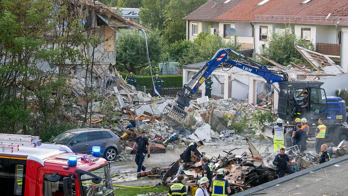 Rettungskräfte arbeiten an der Unglücksstelle.