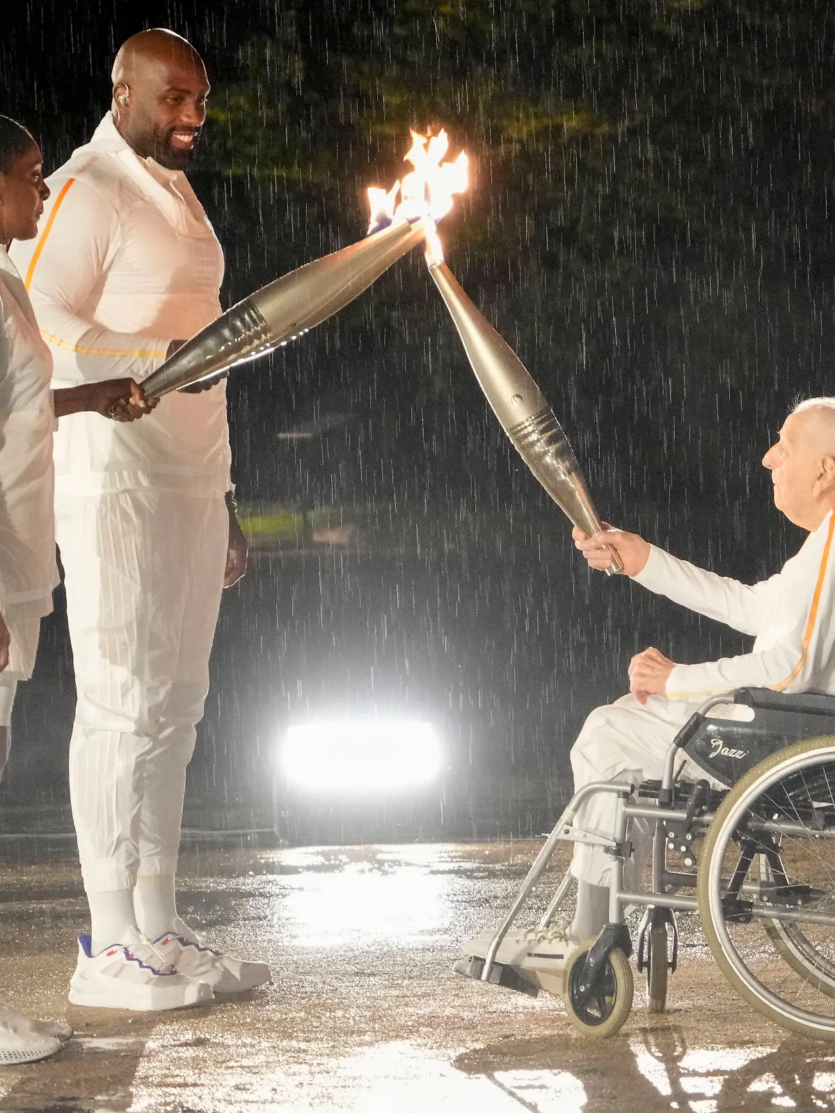 Der 100-jährige Charles Coste war der vorletzte Fackelläufer der Olympischen Spiele. 