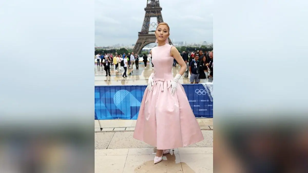 In Paris: Ariana Grande zieht mit 50er-Jahre-Look die Blicke auf sich