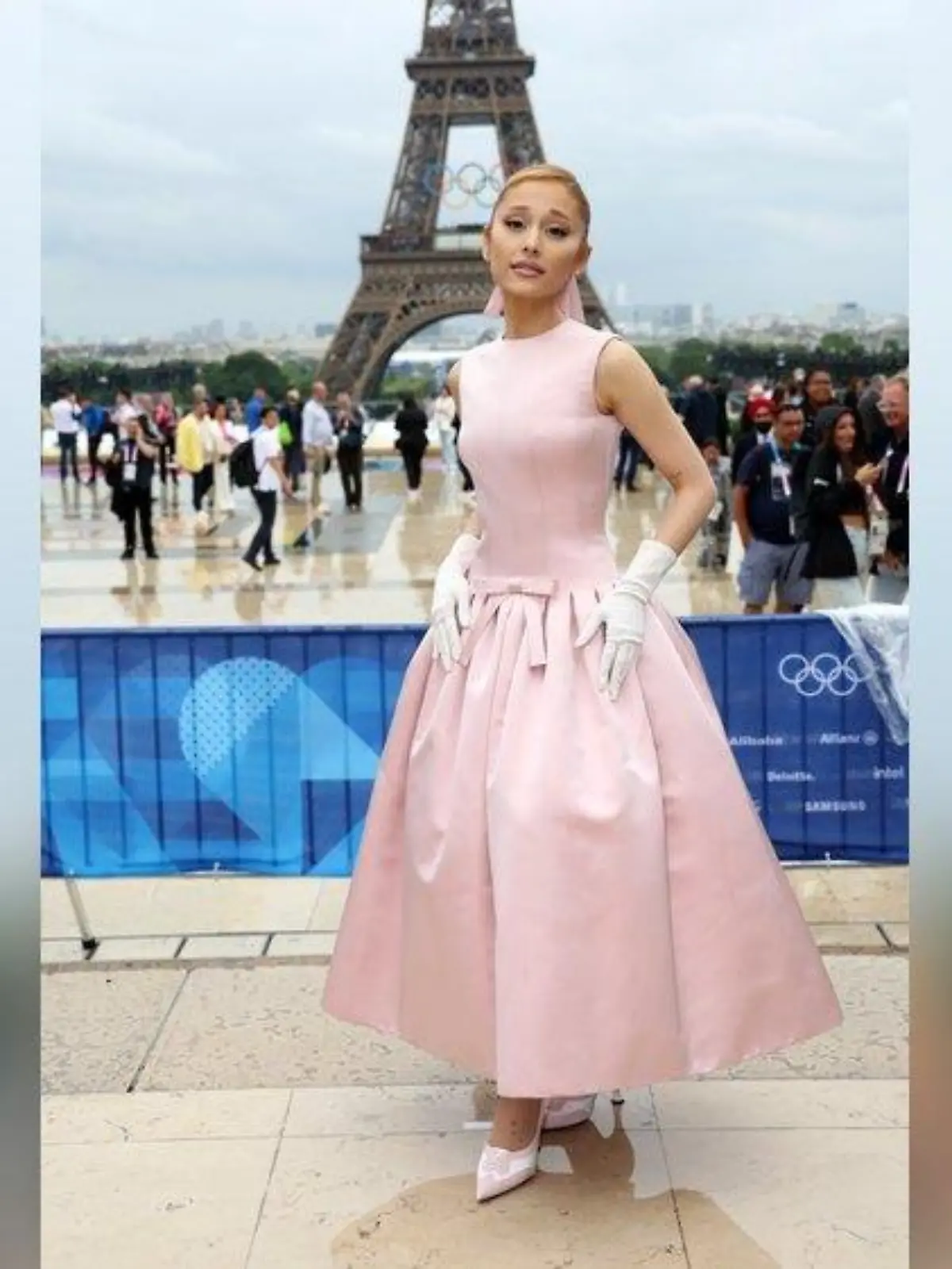 In Paris: Ariana Grande zieht mit 50er-Jahre-Look die Blicke auf sich