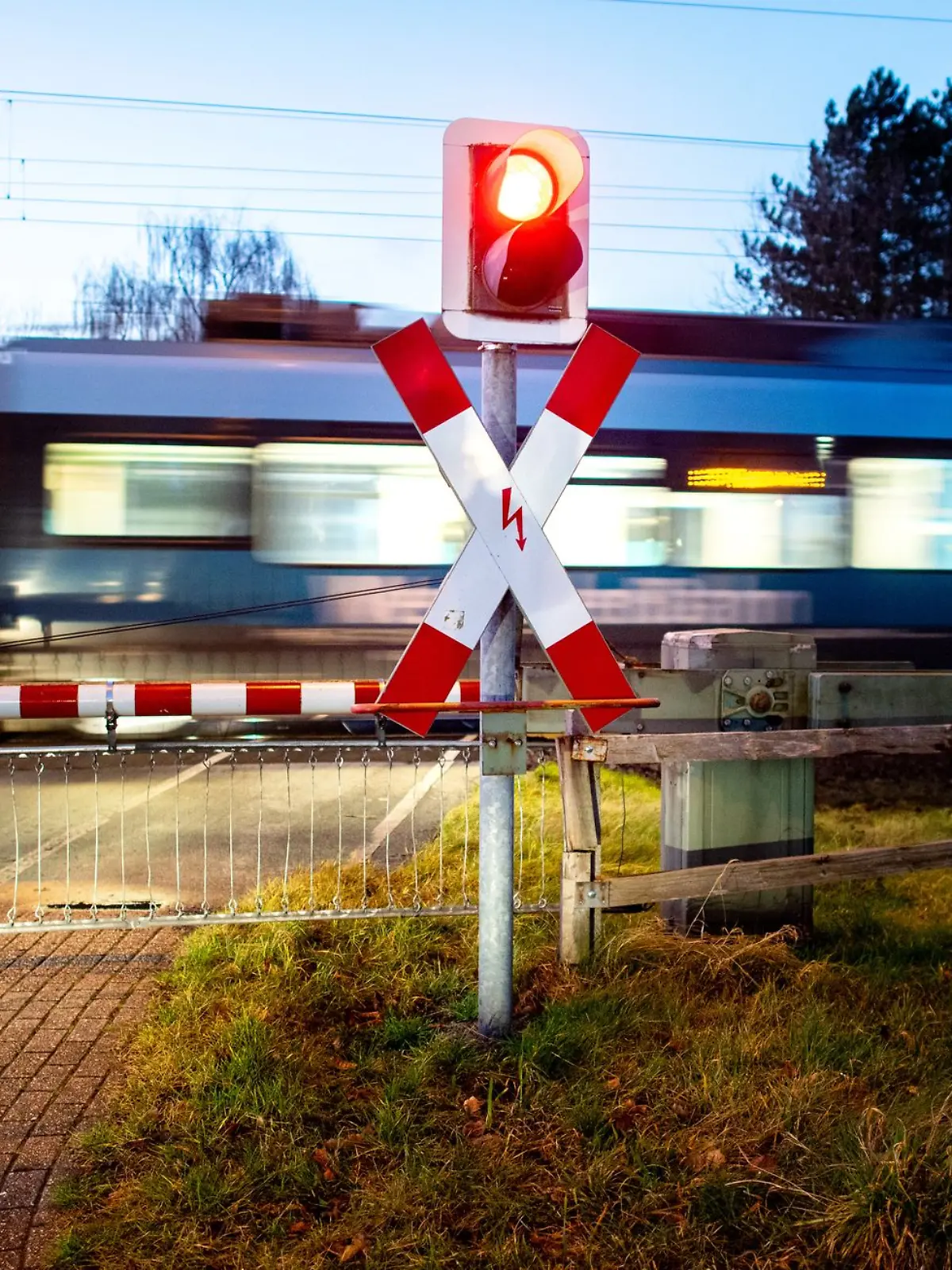 Bild zu: "Zwei Männer (19, 23) laufen über Gleise und werden von ICE erfasst"