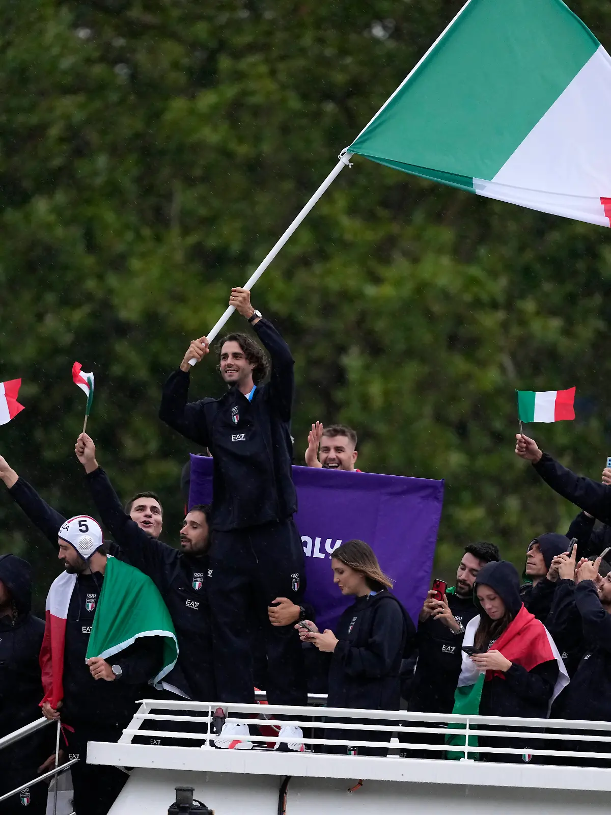 Der italienische Hochspringer Gianmarco Tamberi schwenkt bei der Eröffnungsfeier die Fahne.