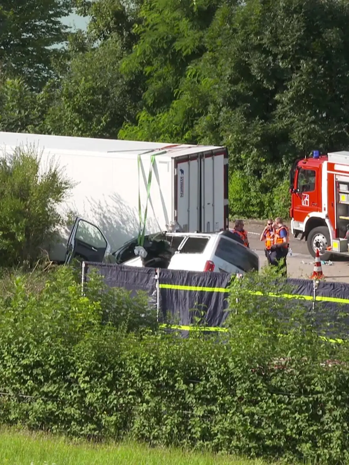 Bild zu: "Auto aus Deutschland kracht in Sattelzug - ein Mensch stirbt "