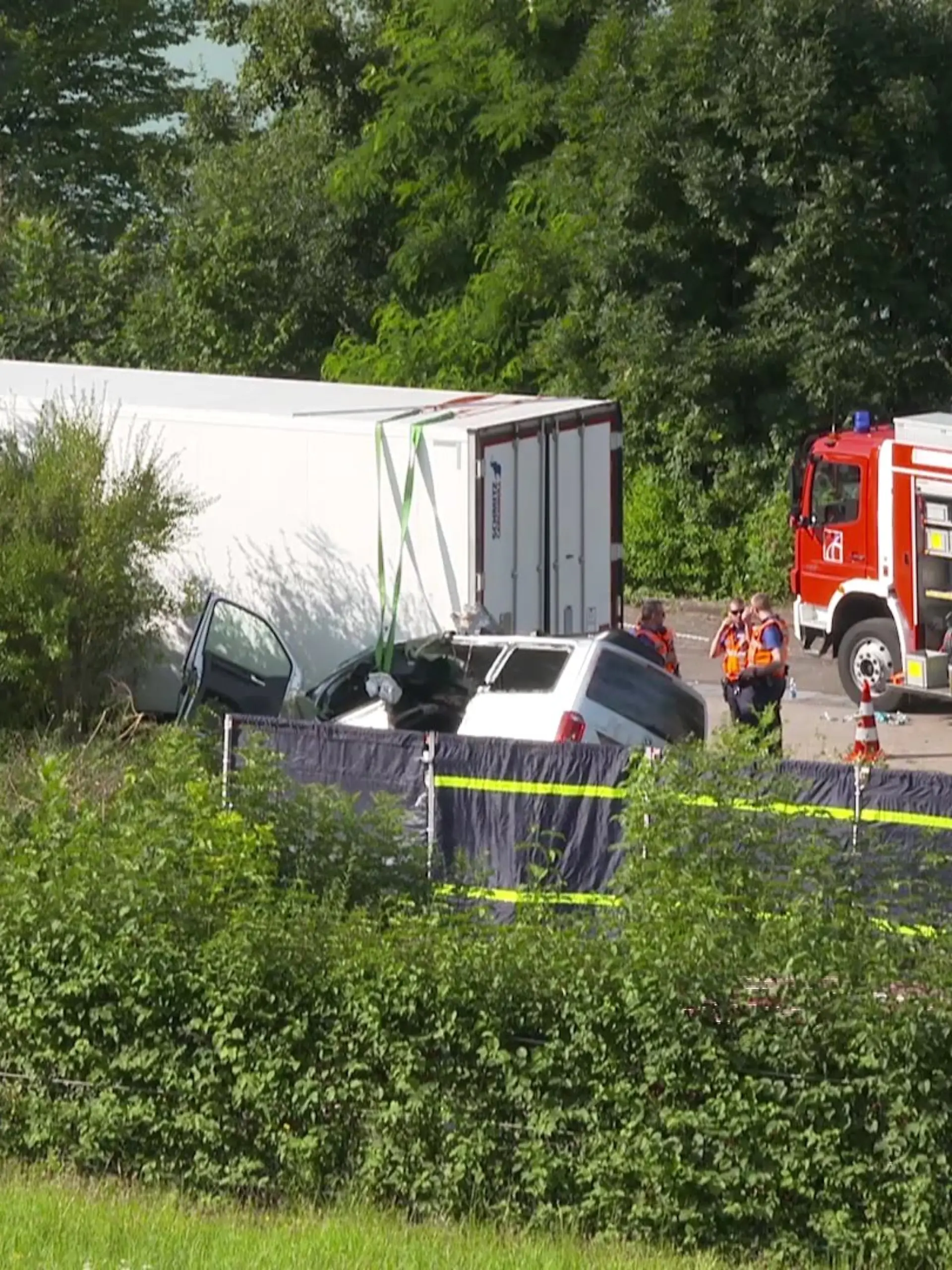 Bild zu: "Auto aus Deutschland kracht in Sattelzug - ein Mensch stirbt "