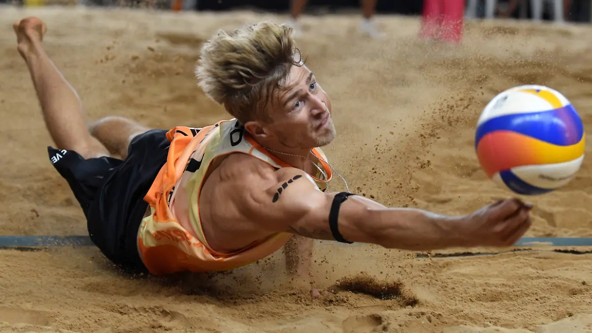 Sport Bilder des Tages 240506 -- BRASILIA, May 6, 2024 -- Steven Van De Velde saves the ball during the men s final match between Evandro Goncalves Oliveira Junior/Arthur Diego Mariano Lanci of Brazil and Steven Van De Velde/Matthew Immers of the Netherlands at the Volleyball World Beach Pro Tour Elite 16 2024 in Brasilia, Brazil, May 5, 2024.