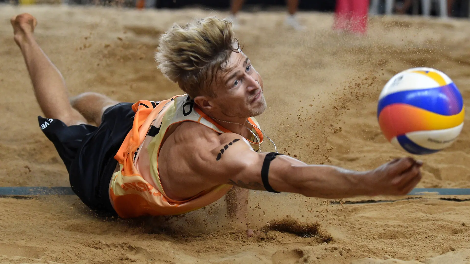 Sport Bilder des Tages 240506 -- BRASILIA, May 6, 2024 -- Steven Van De Velde saves the ball during the men s final match between Evandro Goncalves Oliveira Junior/Arthur Diego Mariano Lanci of Brazil and Steven Van De Velde/Matthew Immers of the Netherlands at the Volleyball World Beach Pro Tour Elite 16 2024 in Brasilia, Brazil, May 5, 2024.