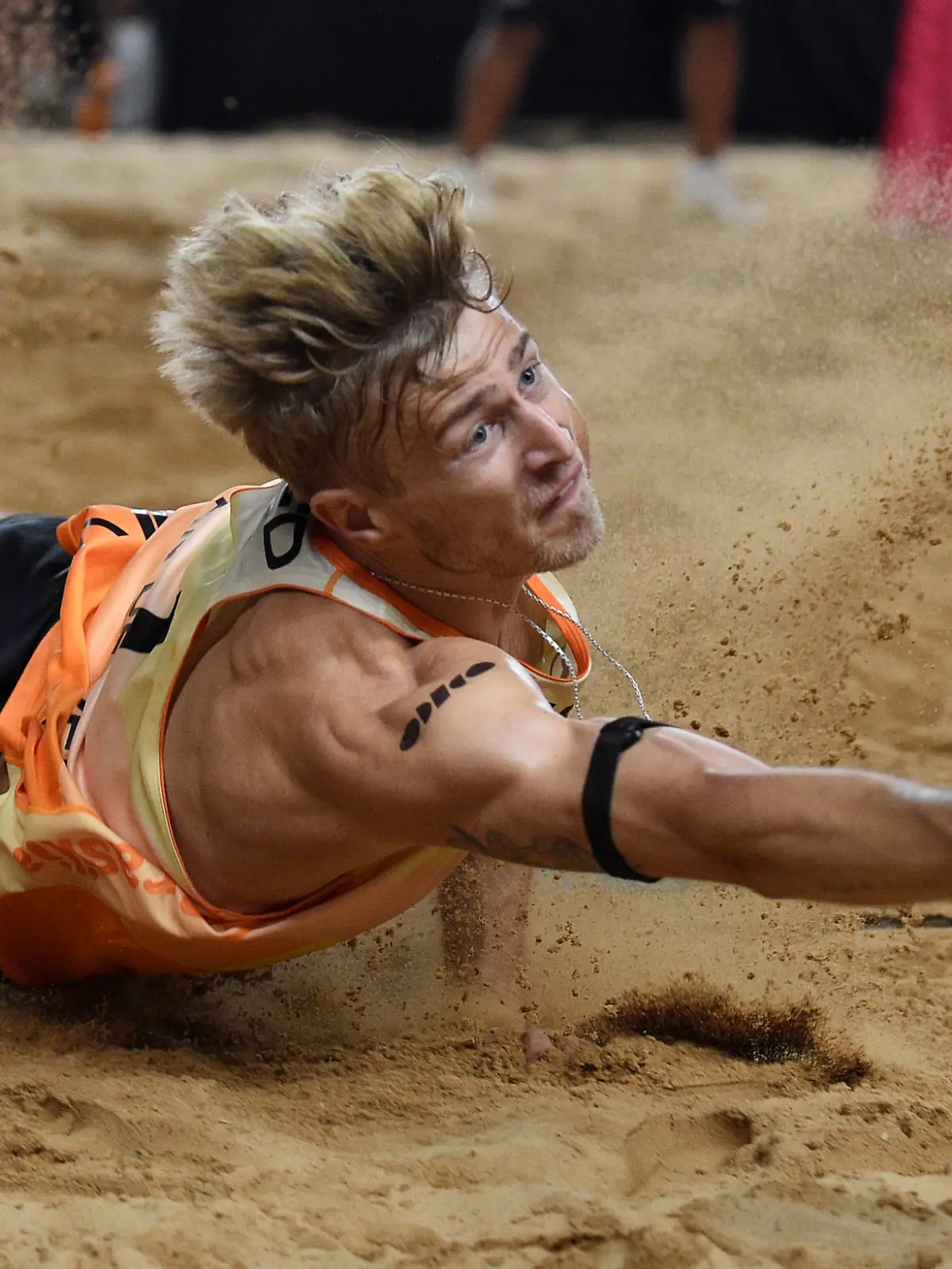 Sport Bilder des Tages 240506 -- BRASILIA, May 6, 2024 -- Steven Van De Velde saves the ball during the men s final match between Evandro Goncalves Oliveira Junior/Arthur Diego Mariano Lanci of Brazil and Steven Van De Velde/Matthew Immers of the Netherlands at the Volleyball World Beach Pro Tour Elite 16 2024 in Brasilia, Brazil, May 5, 2024.