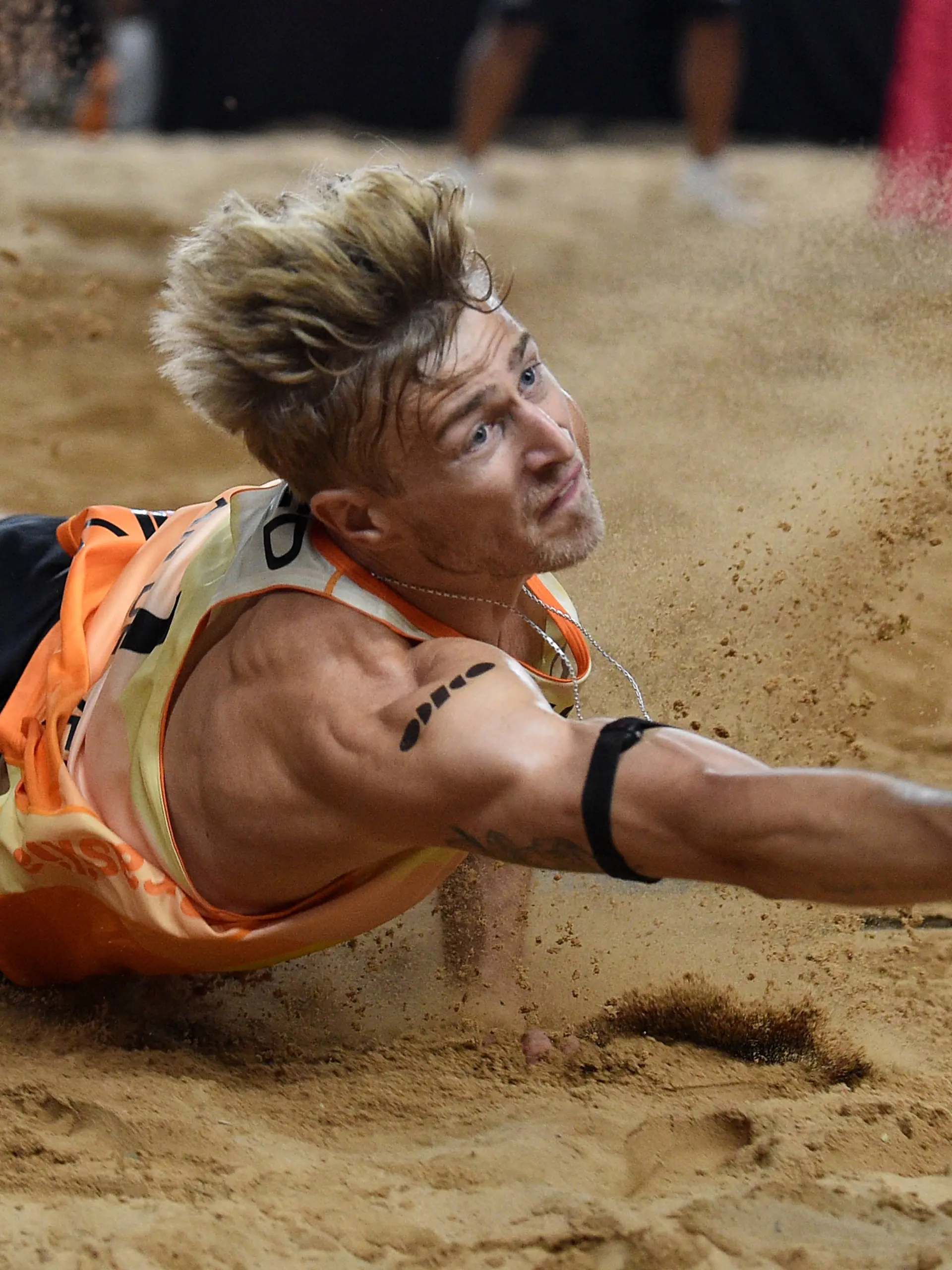 Sport Bilder des Tages 240506 -- BRASILIA, May 6, 2024 -- Steven Van De Velde saves the ball during the men s final match between Evandro Goncalves Oliveira Junior/Arthur Diego Mariano Lanci of Brazil and Steven Van De Velde/Matthew Immers of the Netherlands at the Volleyball World Beach Pro Tour Elite 16 2024 in Brasilia, Brazil, May 5, 2024.