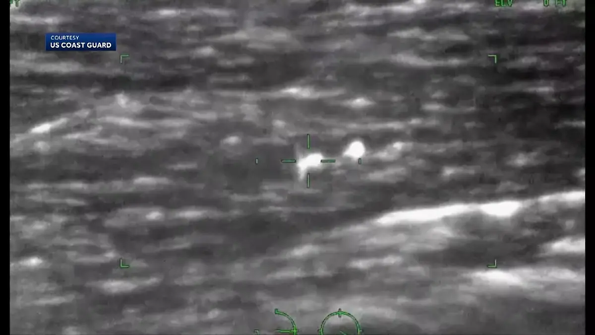 Piloten in einem Flugzeug können die SOS-Signale der Taucher erkennen.