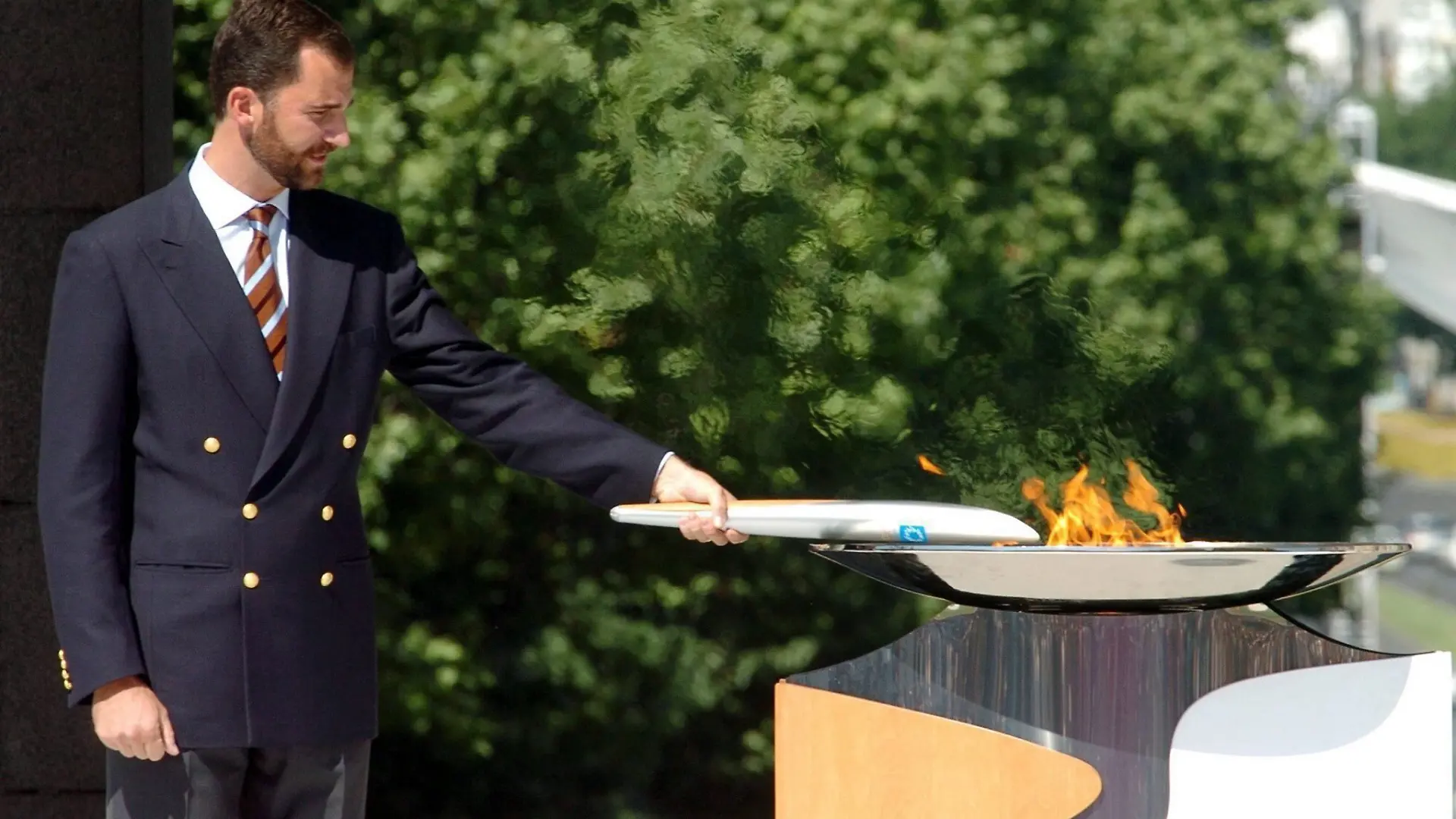 Spaniens Kronprinz Felipe de Borbon hat am 27.06.2004 in Madrid das Olympische Feuer als letzter Staffelläufer durch die Stadt getragen 