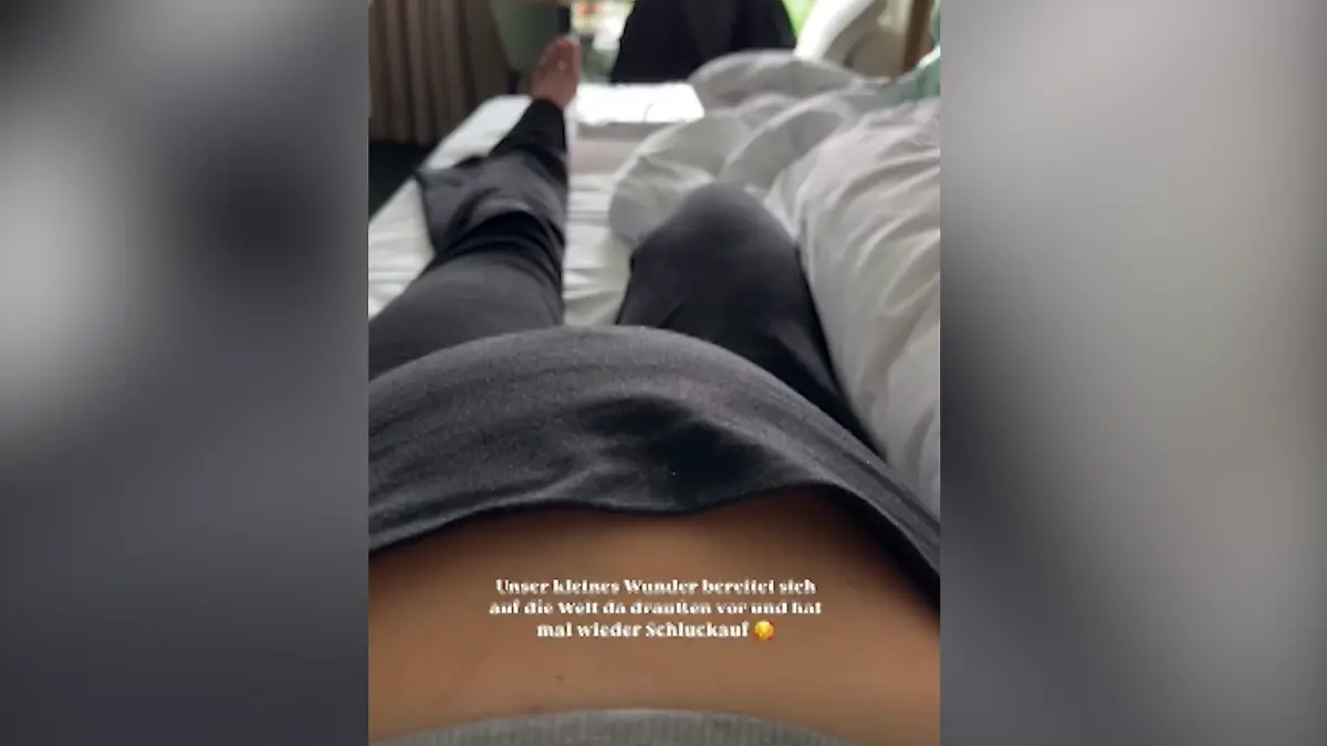 Jennifer Lange zeigt süßen Babybauch-Moment