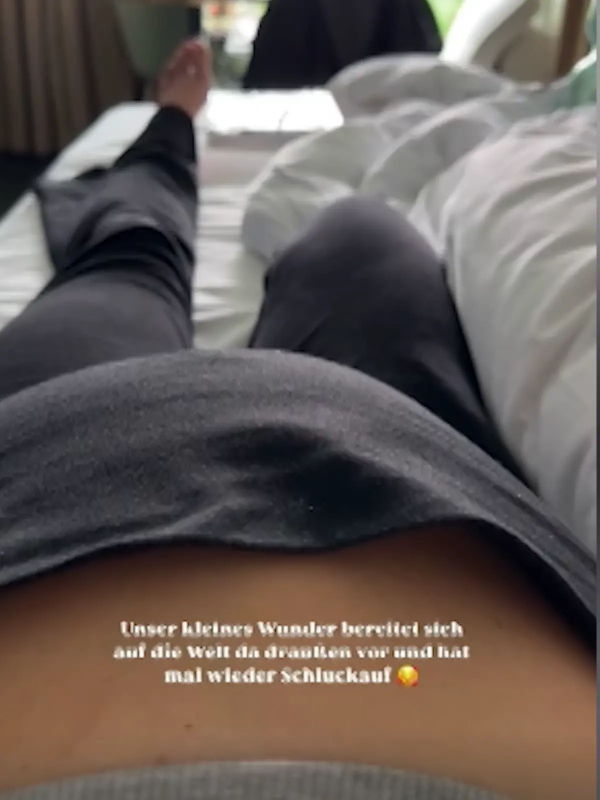 Jennifer Lange zeigt ihren Babybauch