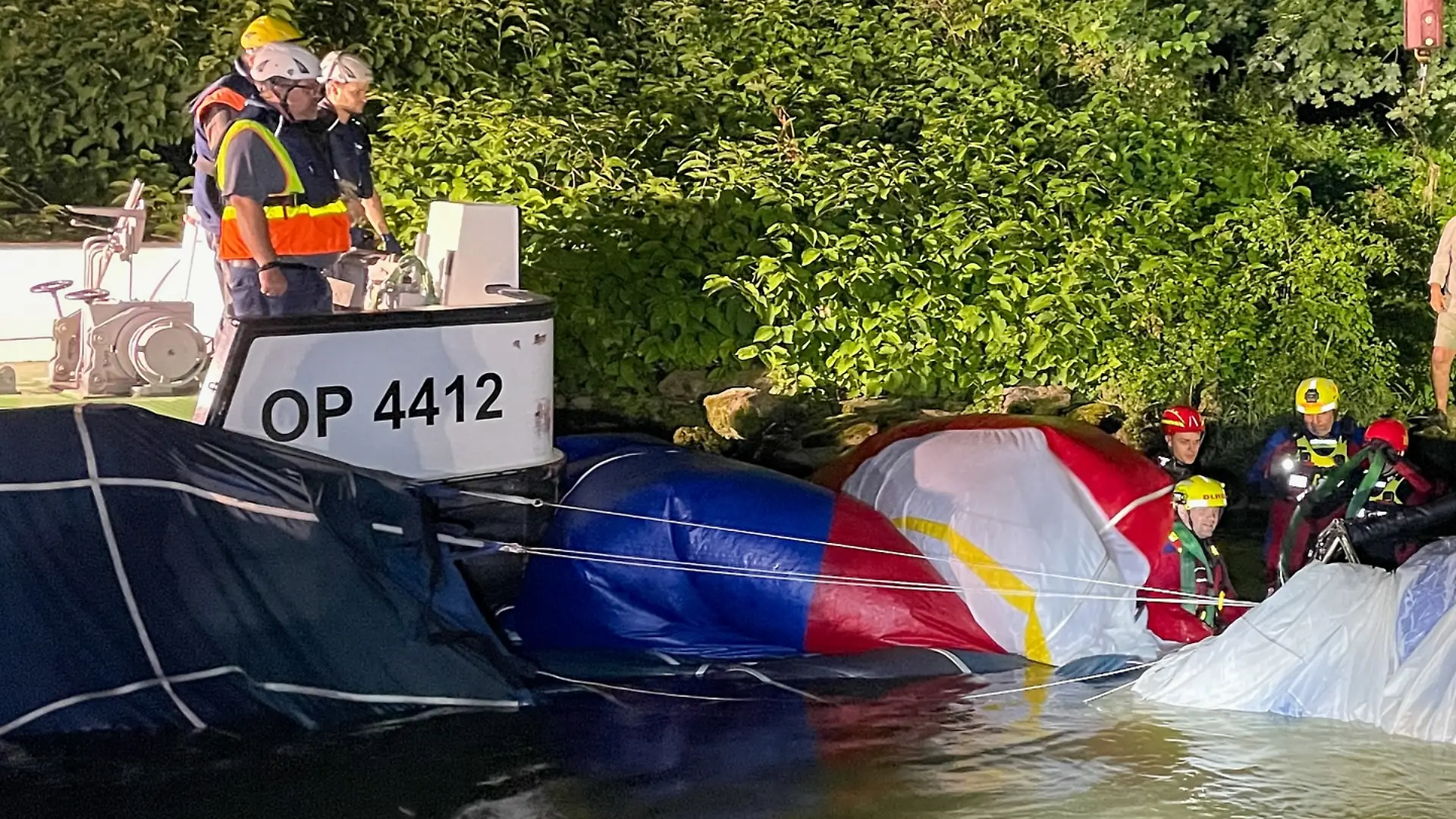 Ein Heißluftballon ist nach einem Unfall während des Flugs in der Donau bei Regensburg notgelandet – mehrere Menschen wurden dabei verletzt.
