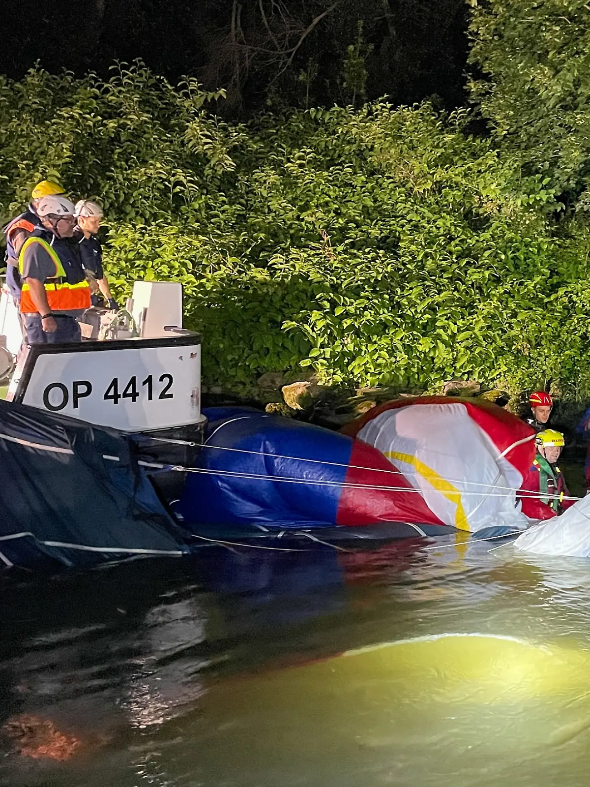 Ein Heißluftballon ist nach einem Unfall während des Flugs in der Donau bei Regensburg notgelandet – mehrere Menschen wurden dabei verletzt. 